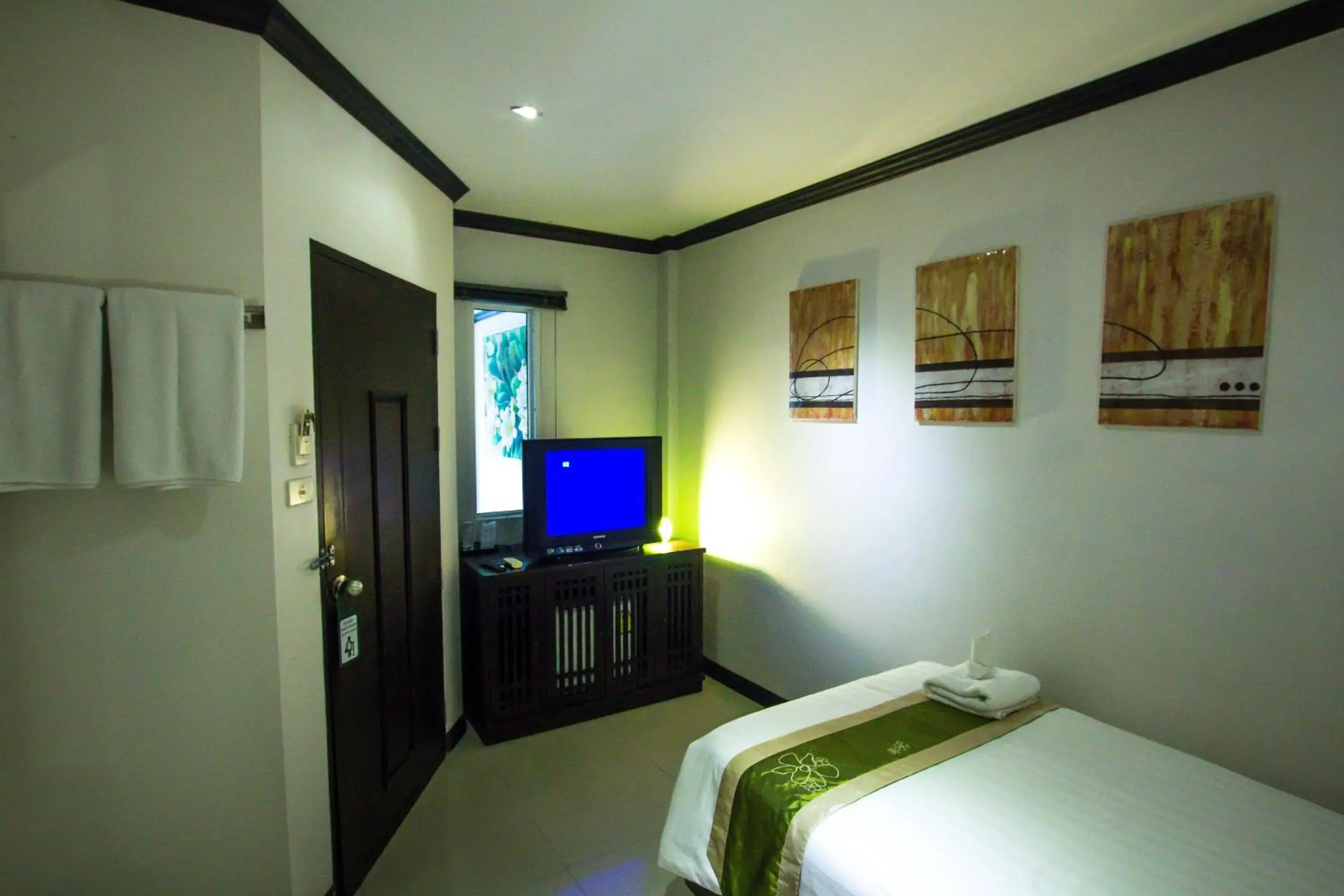 Bedroom, TV/Entertainment Center in Queen Boutique Hotel