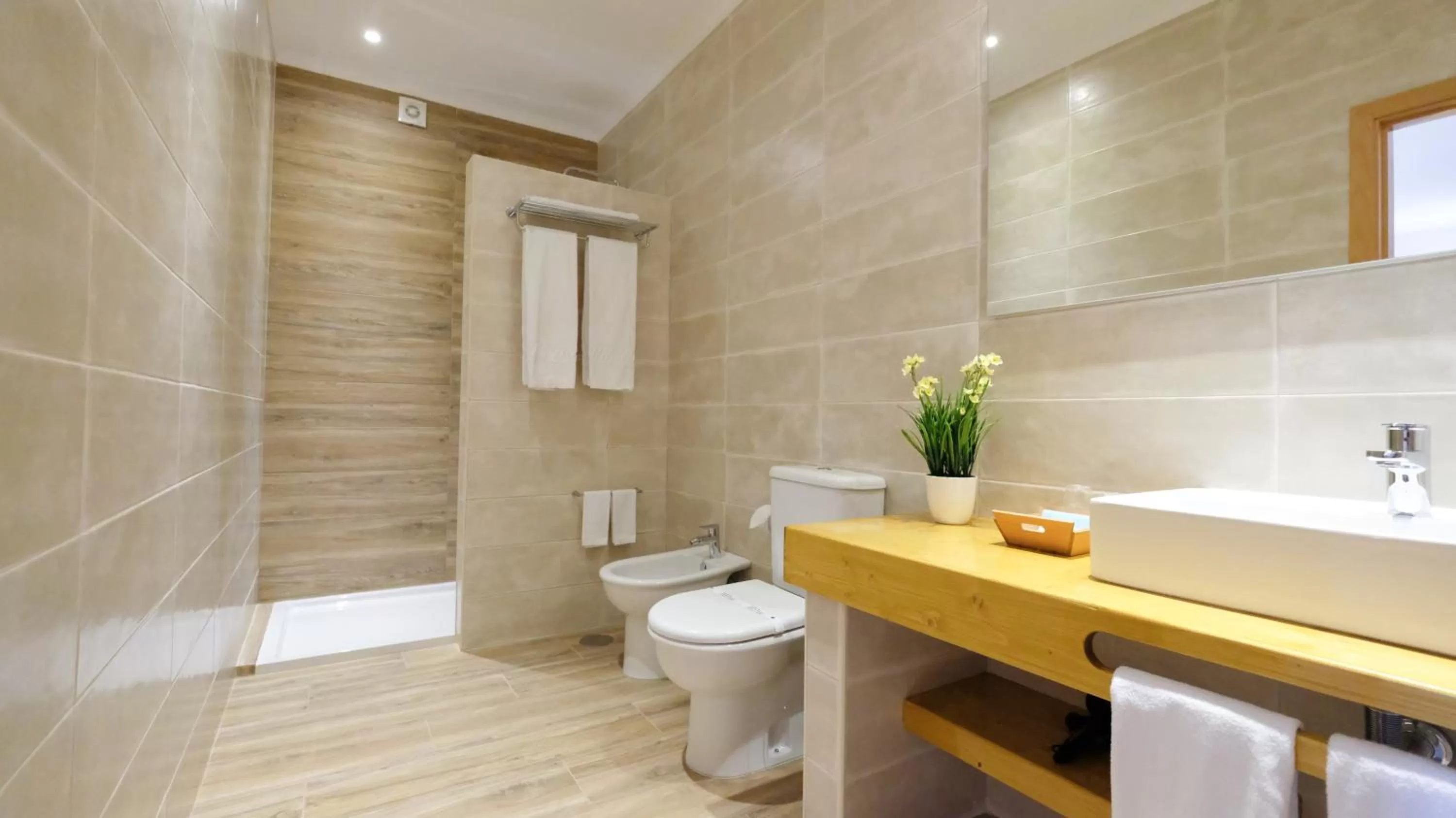 Toilet in Quinta dos Poetas Nature Hotel & Apartments