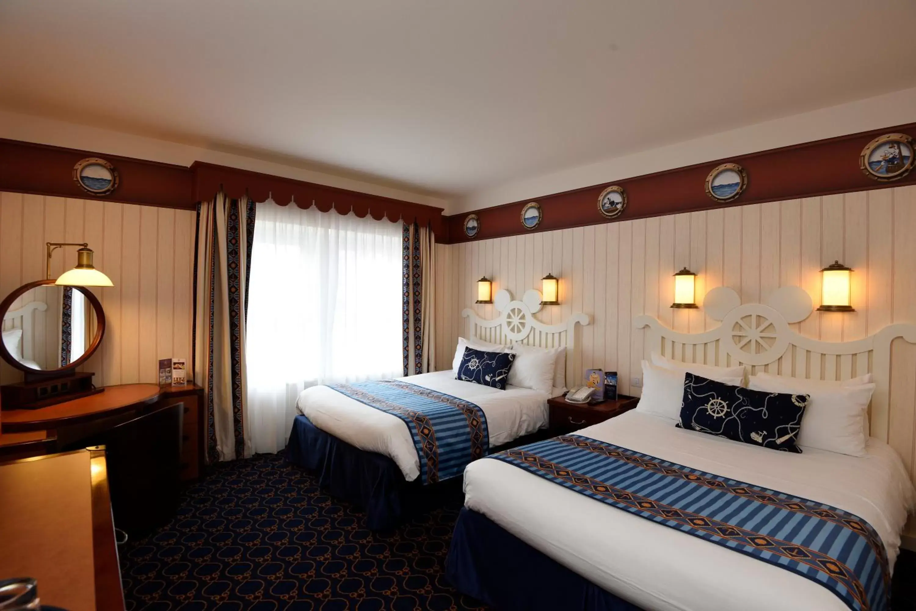 Photo of the whole room, Bed in Disney Newport Bay Club