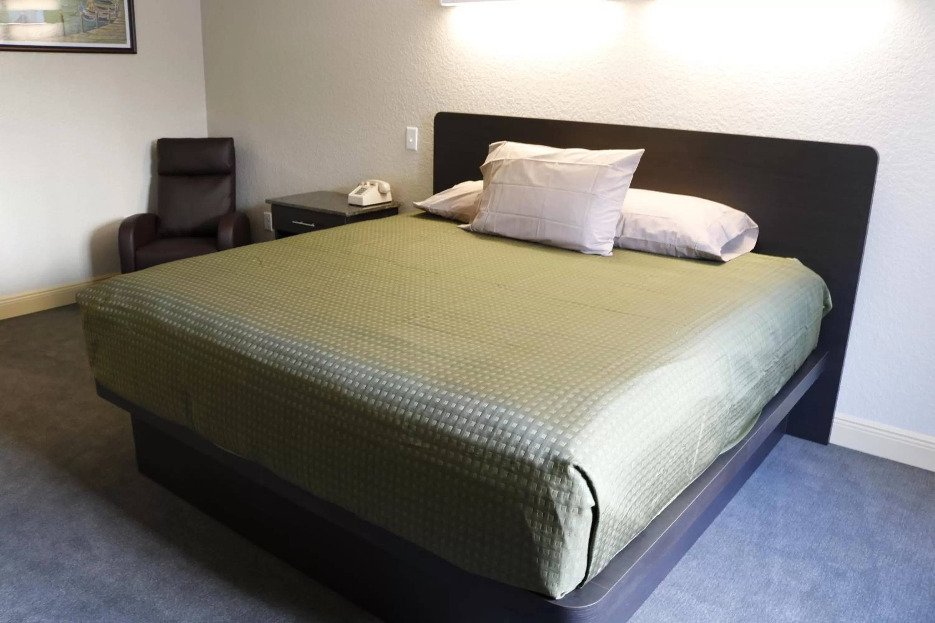 Bedroom, Bed in Pioneer Inn