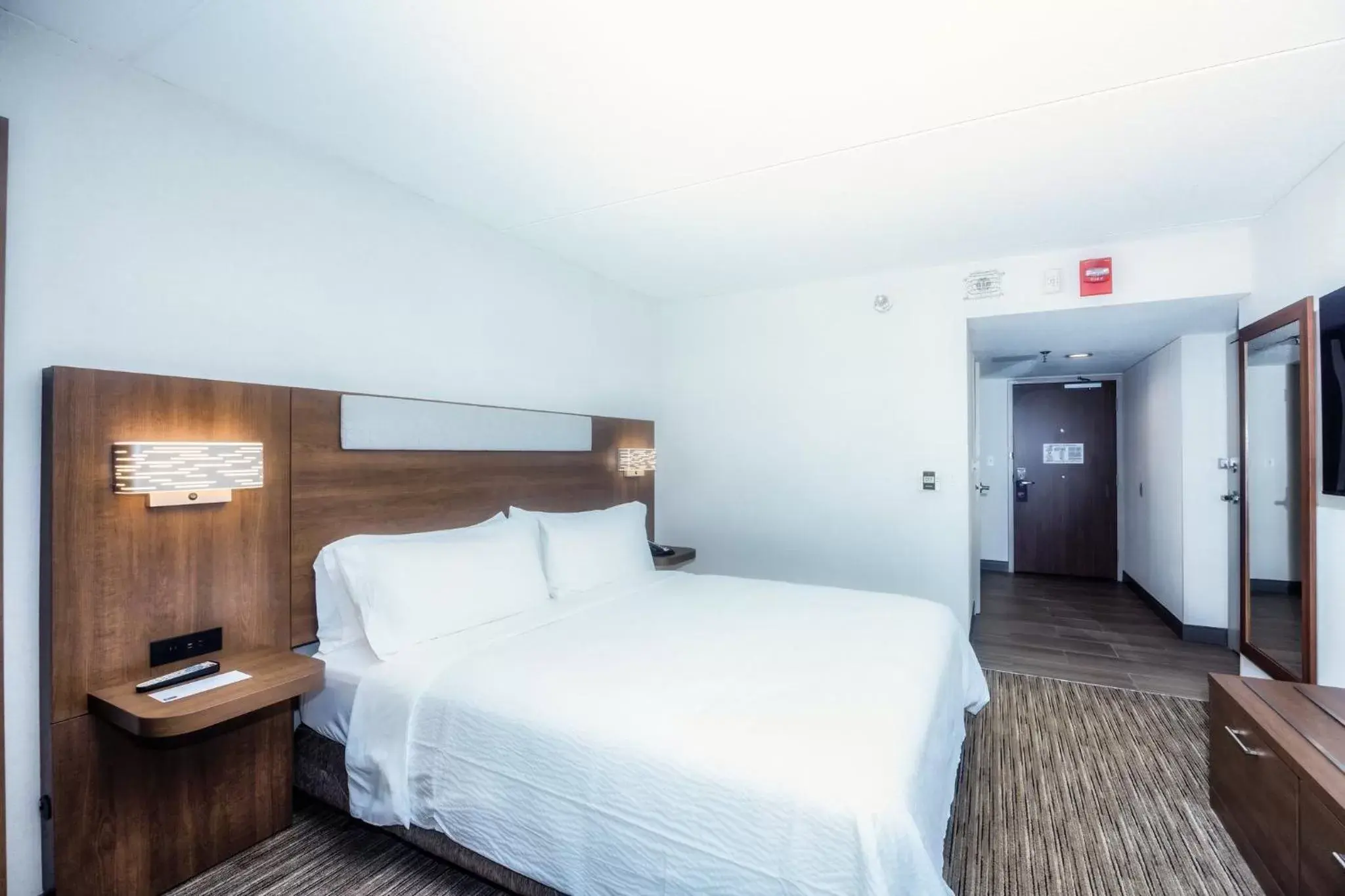 Photo of the whole room, Bed in Holiday Inn Express Saugus Logan Airport, an IHG hotel