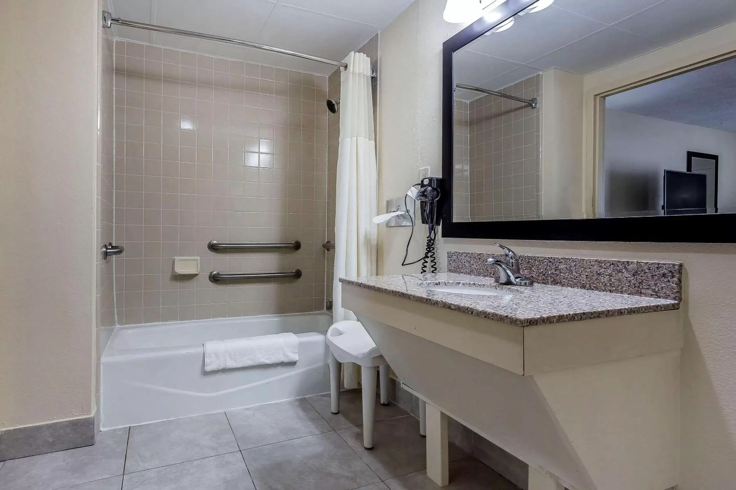 Bathroom in Quality Inn Aberdeen