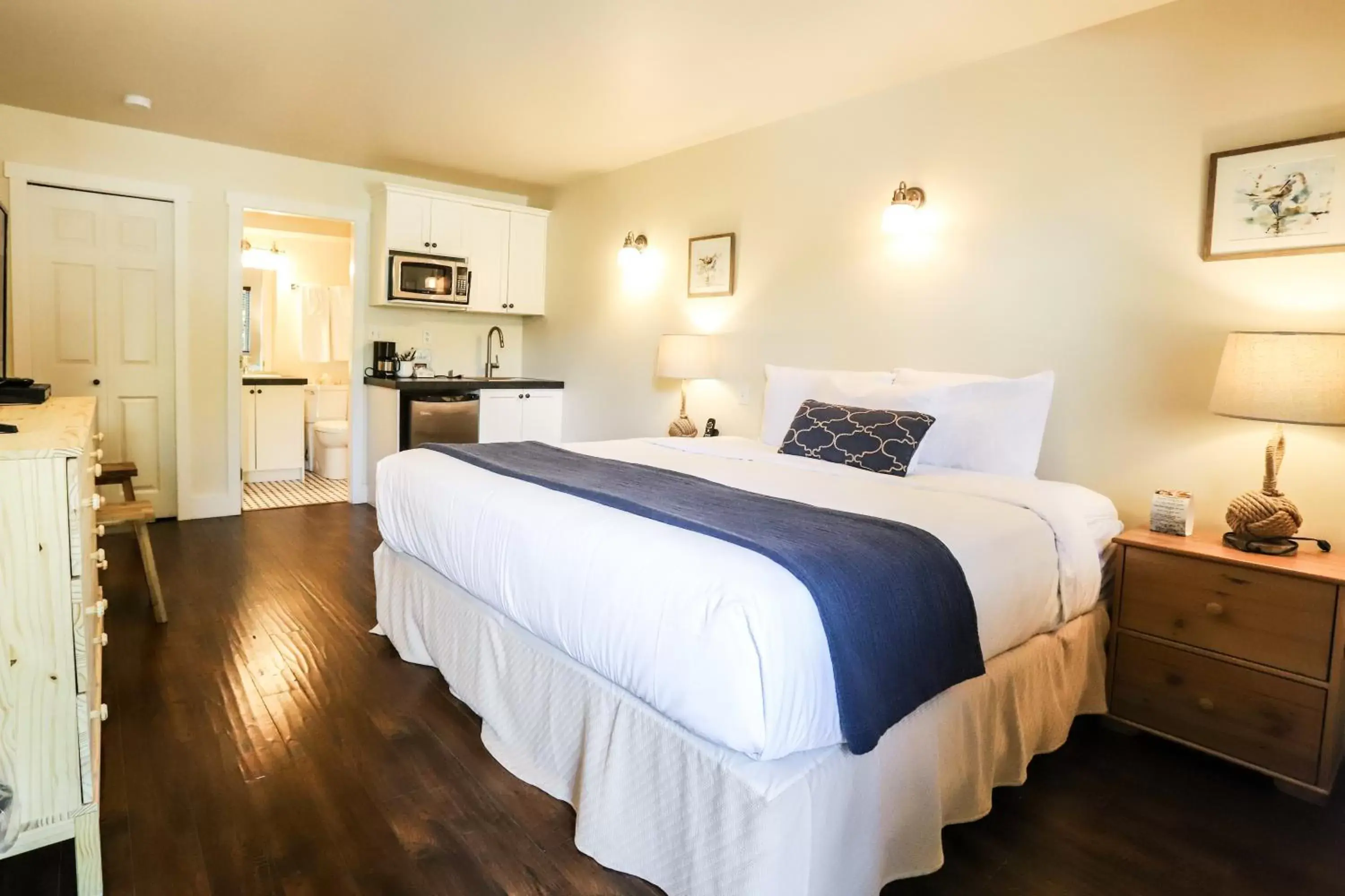 Photo of the whole room, Bed in West Coast Trail Lodge