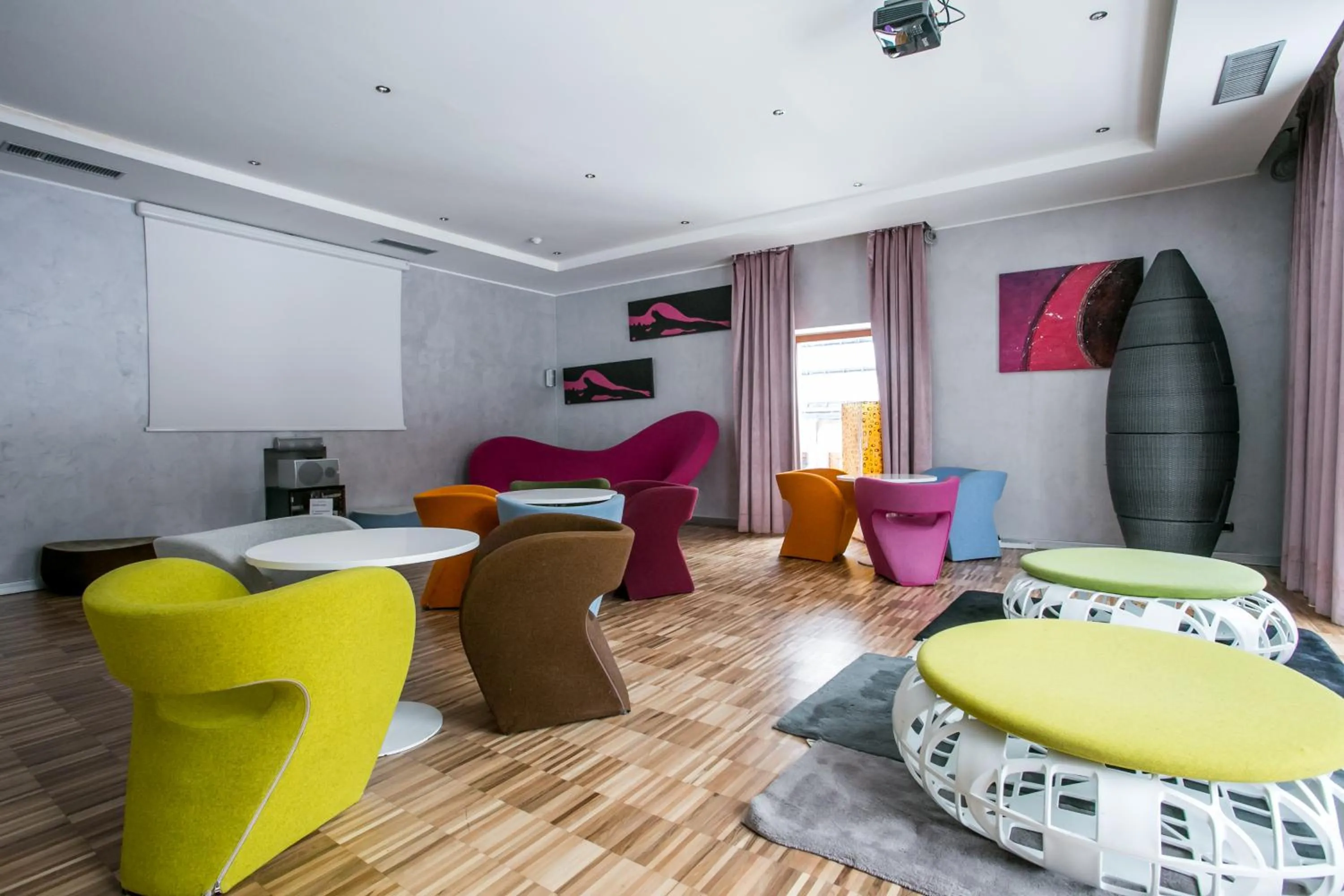 Communal lounge/ TV room in Design Oberosler Hotel