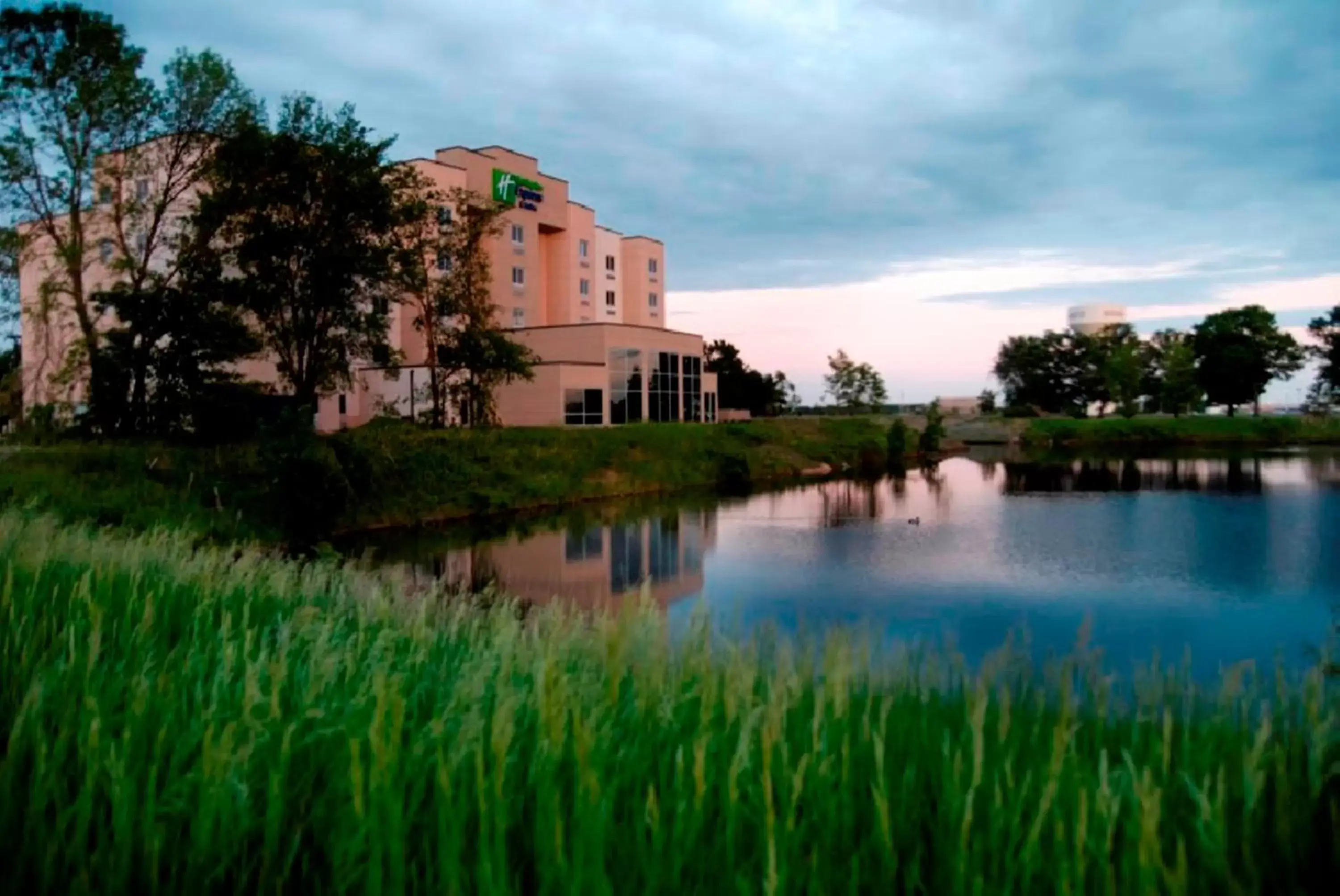 Property Building in Holiday Inn Express Hotel & Suites Mankato East, an IHG Hotel