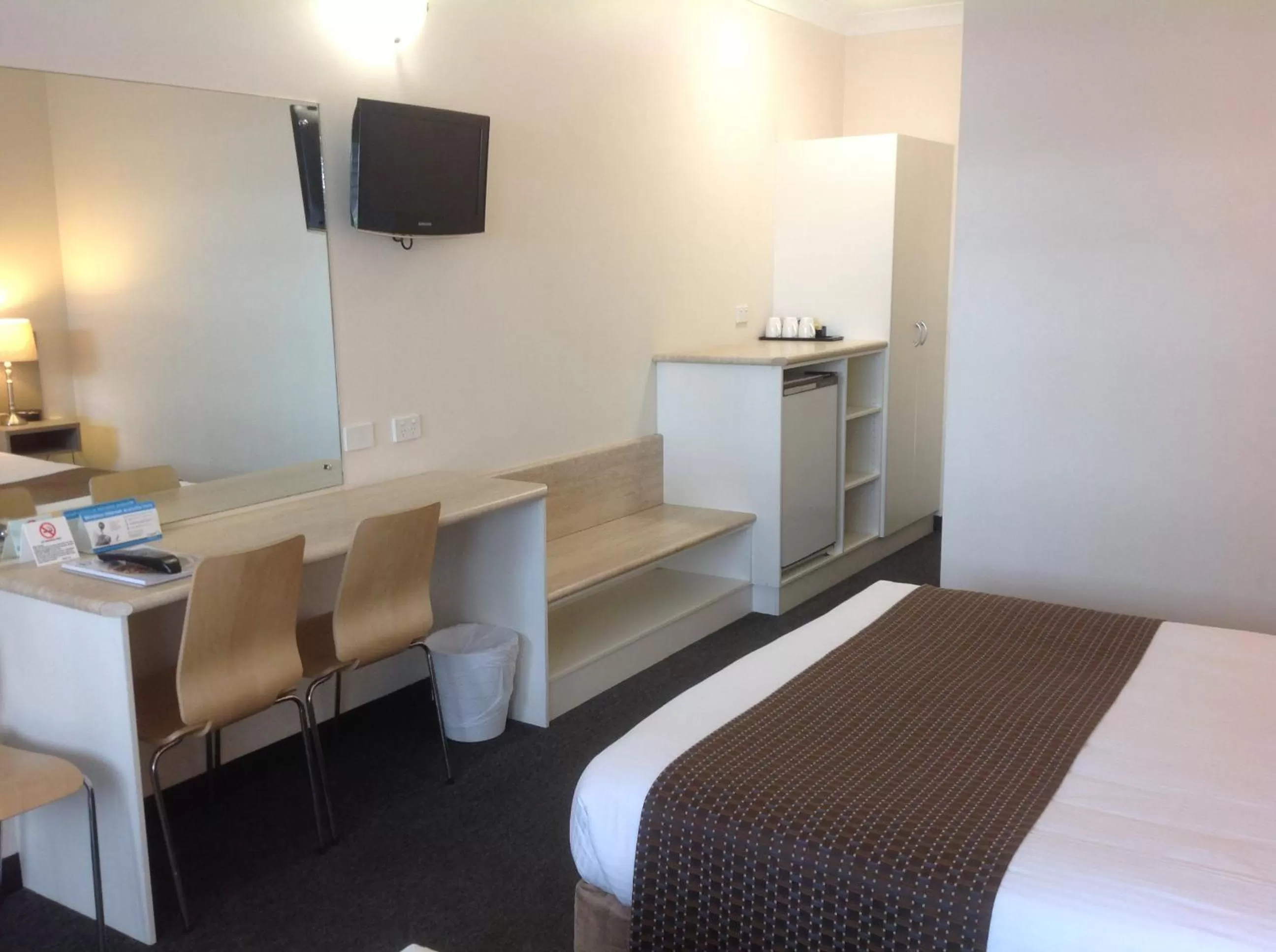 Seating area, TV/Entertainment Center in Buffalo Motor Inn