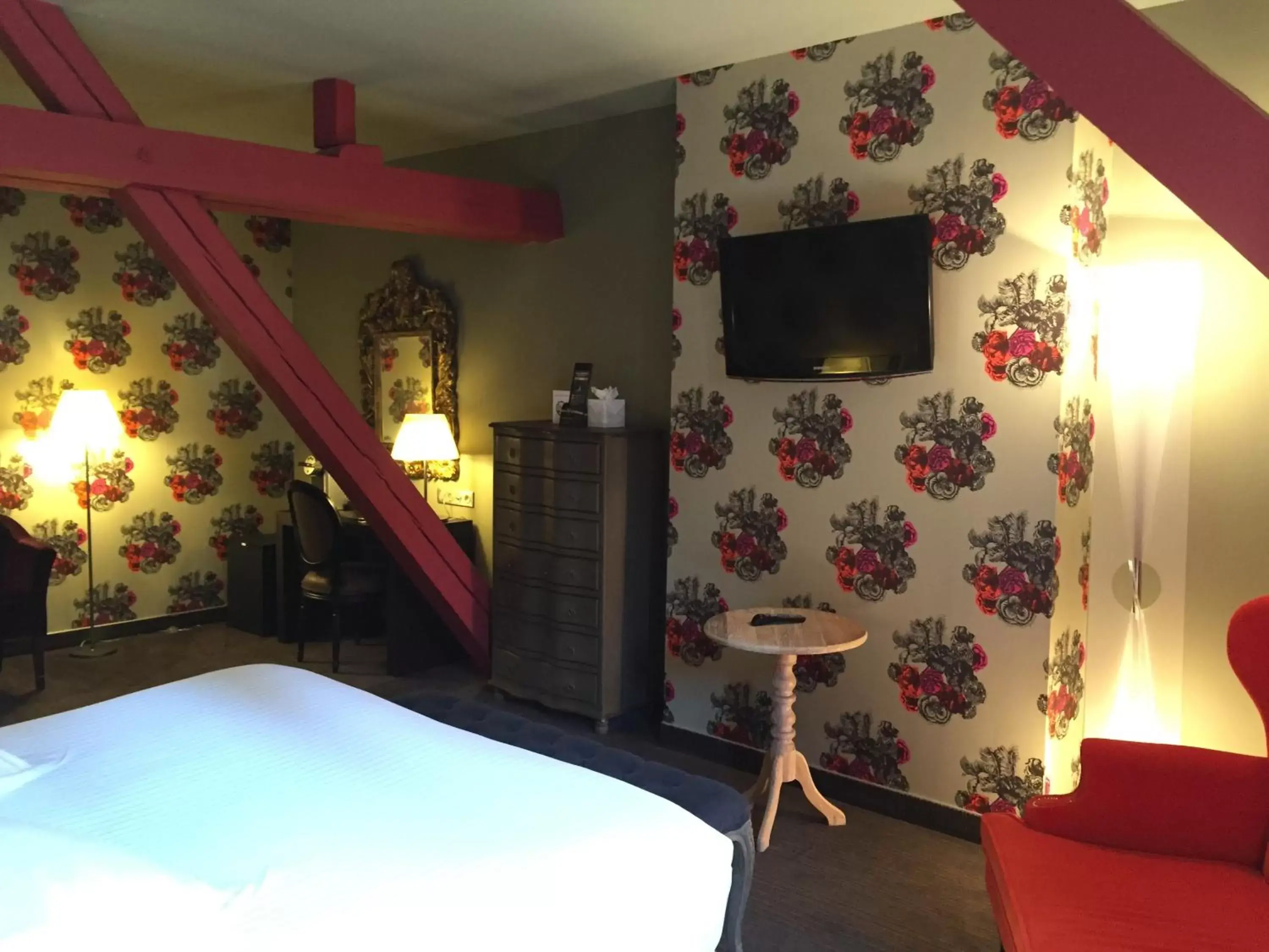 Photo of the whole room, Bed in Hôtel de Paris