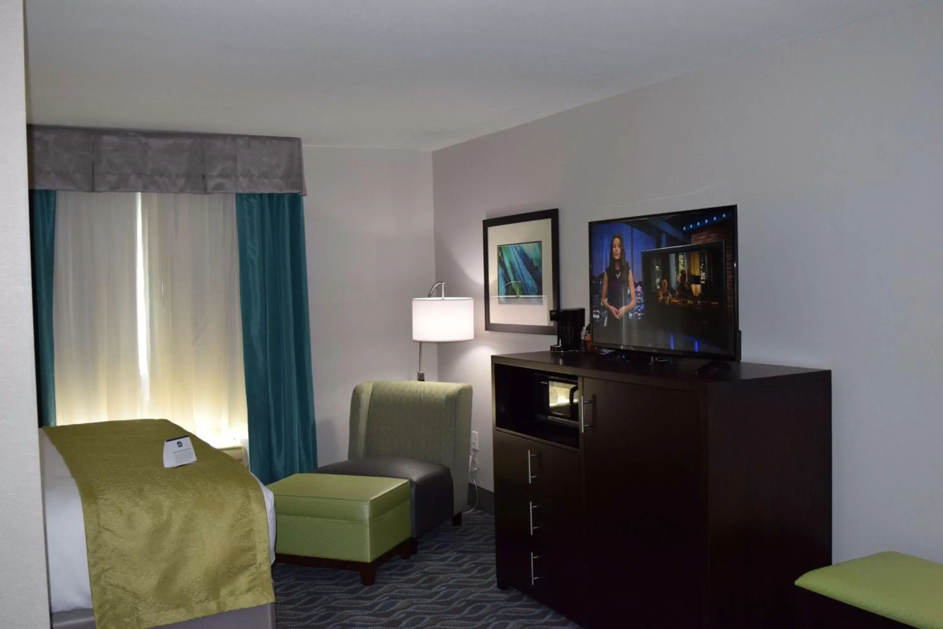 Photo of the whole room, TV/Entertainment Center in Best Western Plus Hardeeville Inn & Suites