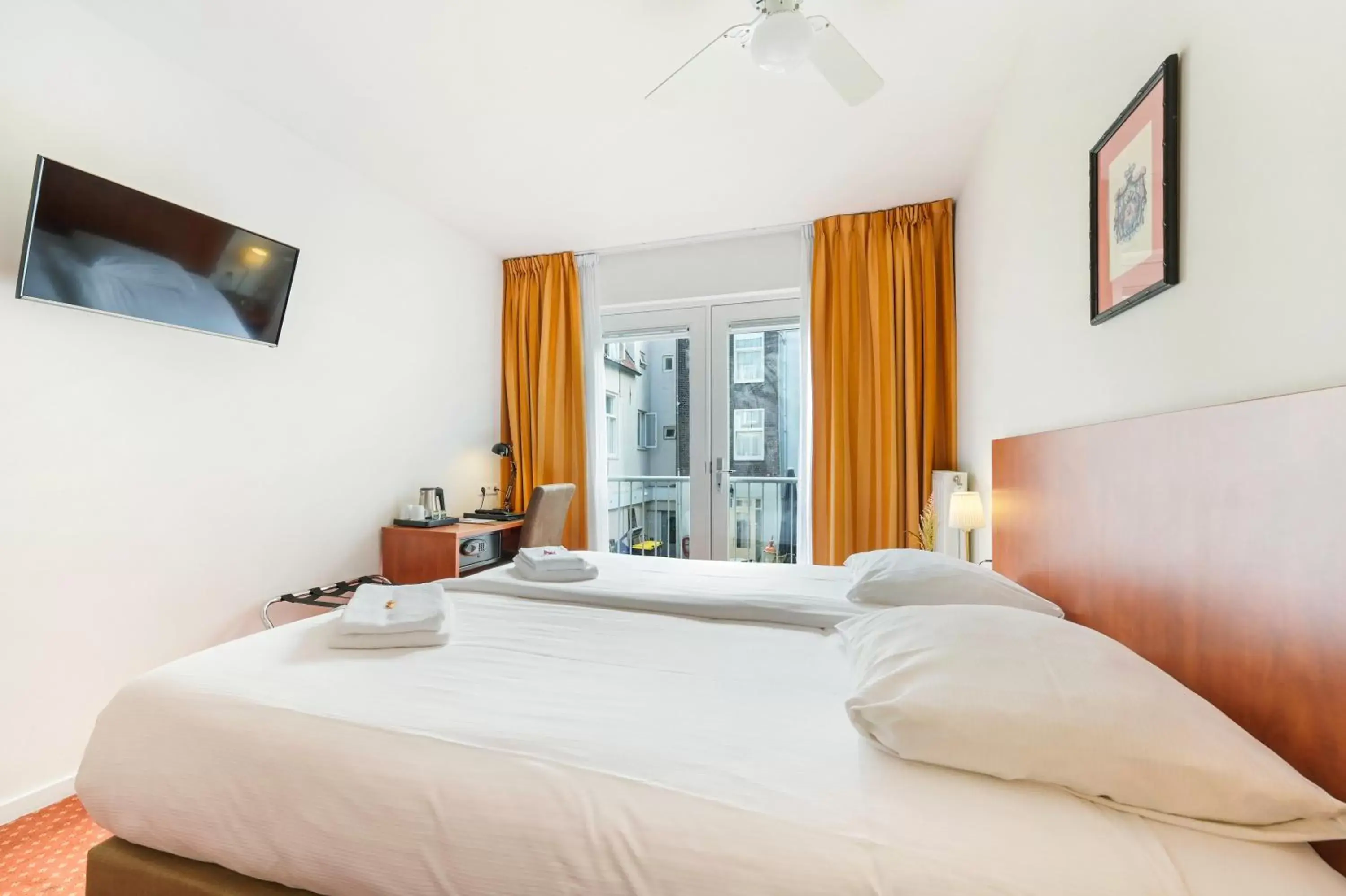 TV and multimedia, Bed in Ambassador City Centre Hotel TV and multimedia, Bed in Ambassador City Centre Hotel