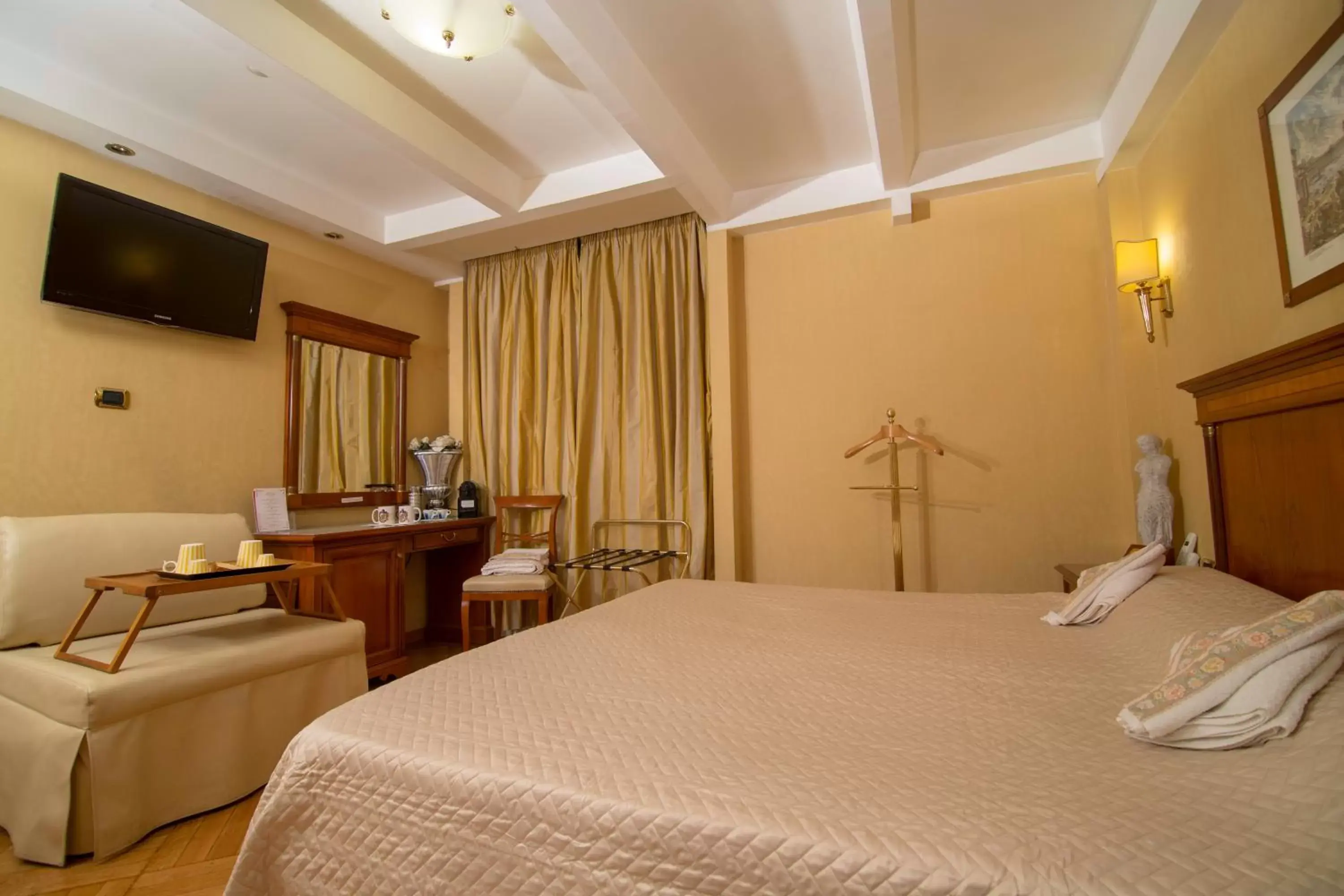 Bed in Luxury Rooms H 2000 Roma