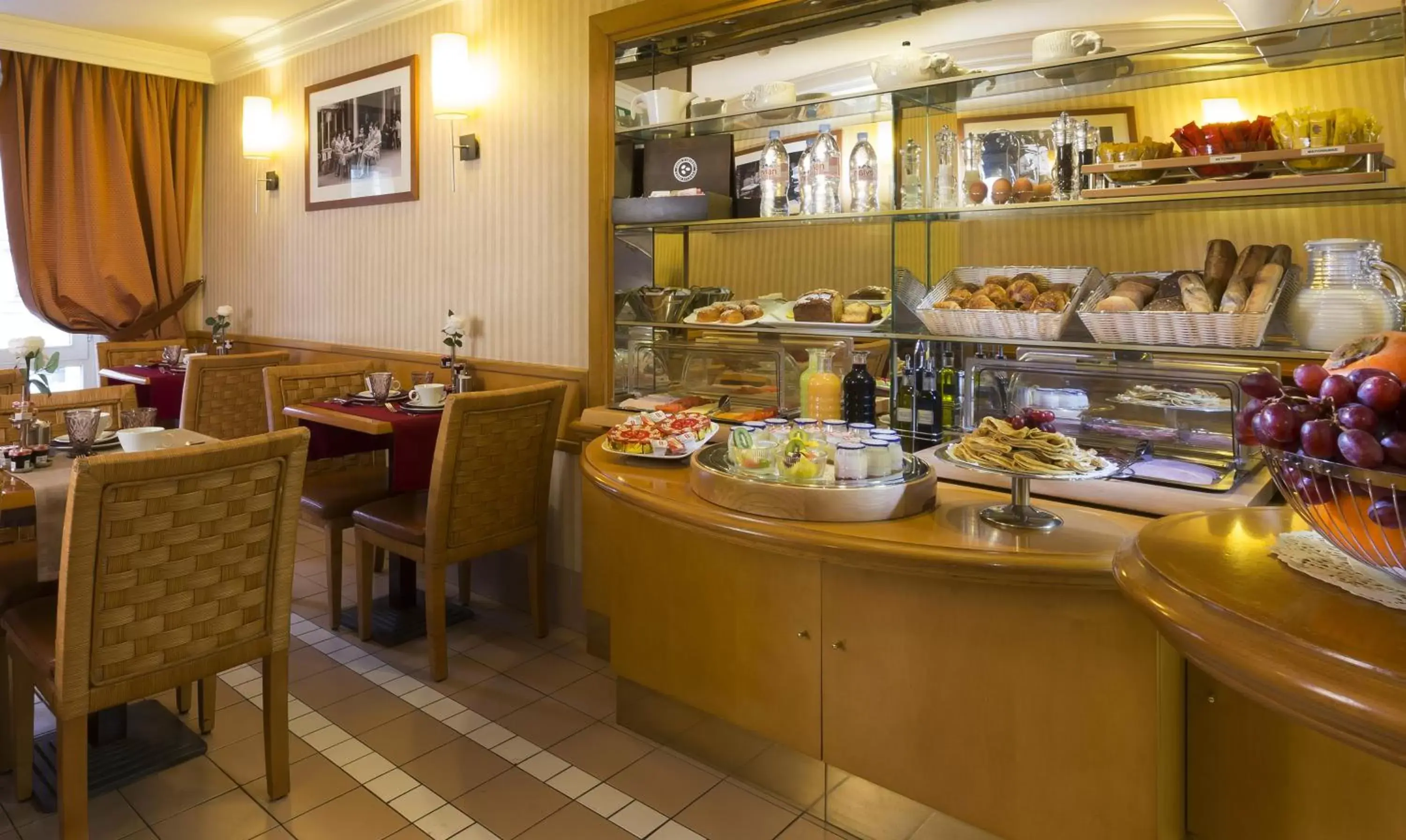 Buffet breakfast, Restaurant/Places to Eat in Royal Saint Michel