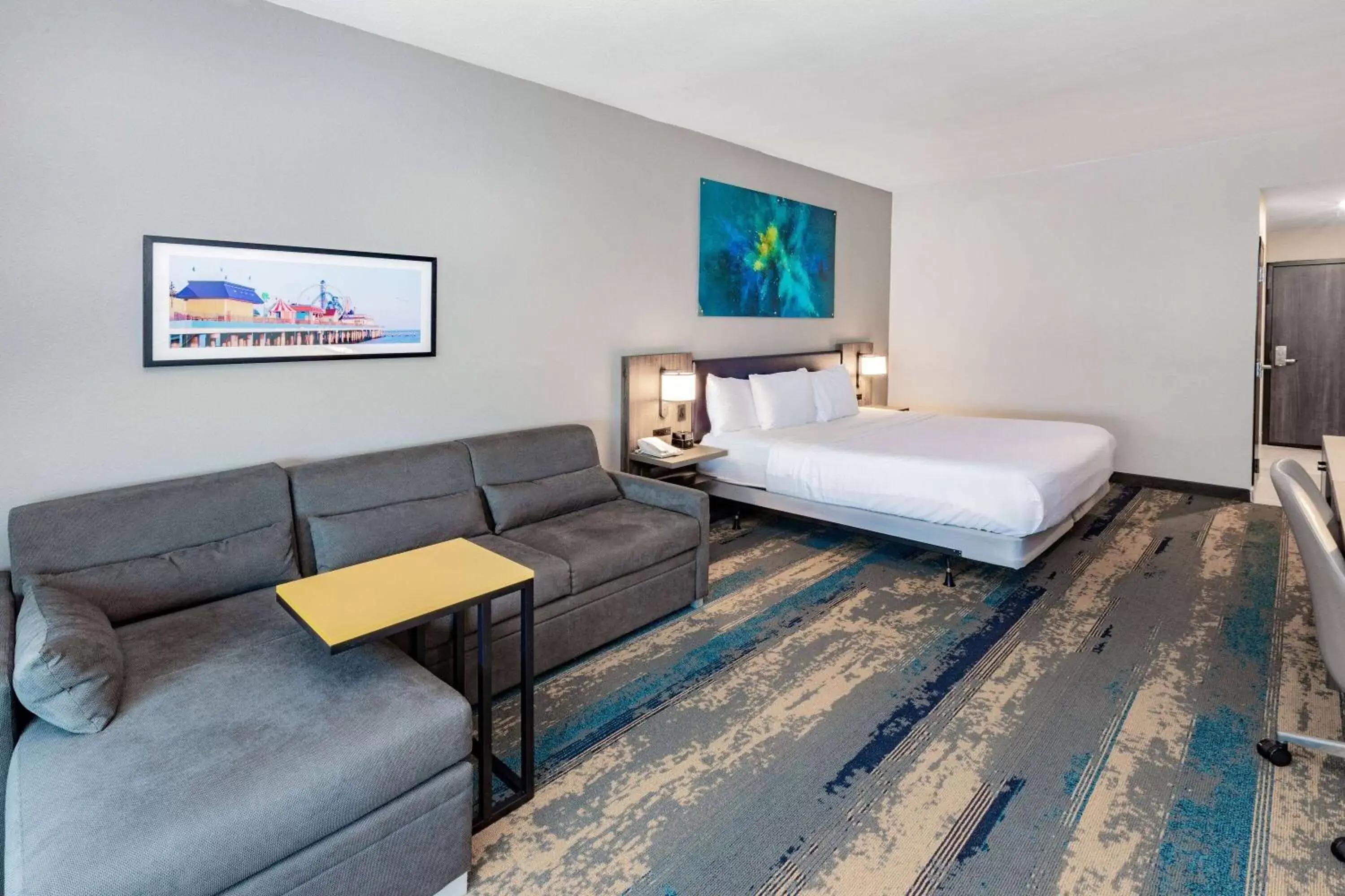 Bed in La Quinta Inn & Suites by Wyndham Galveston North at I-45