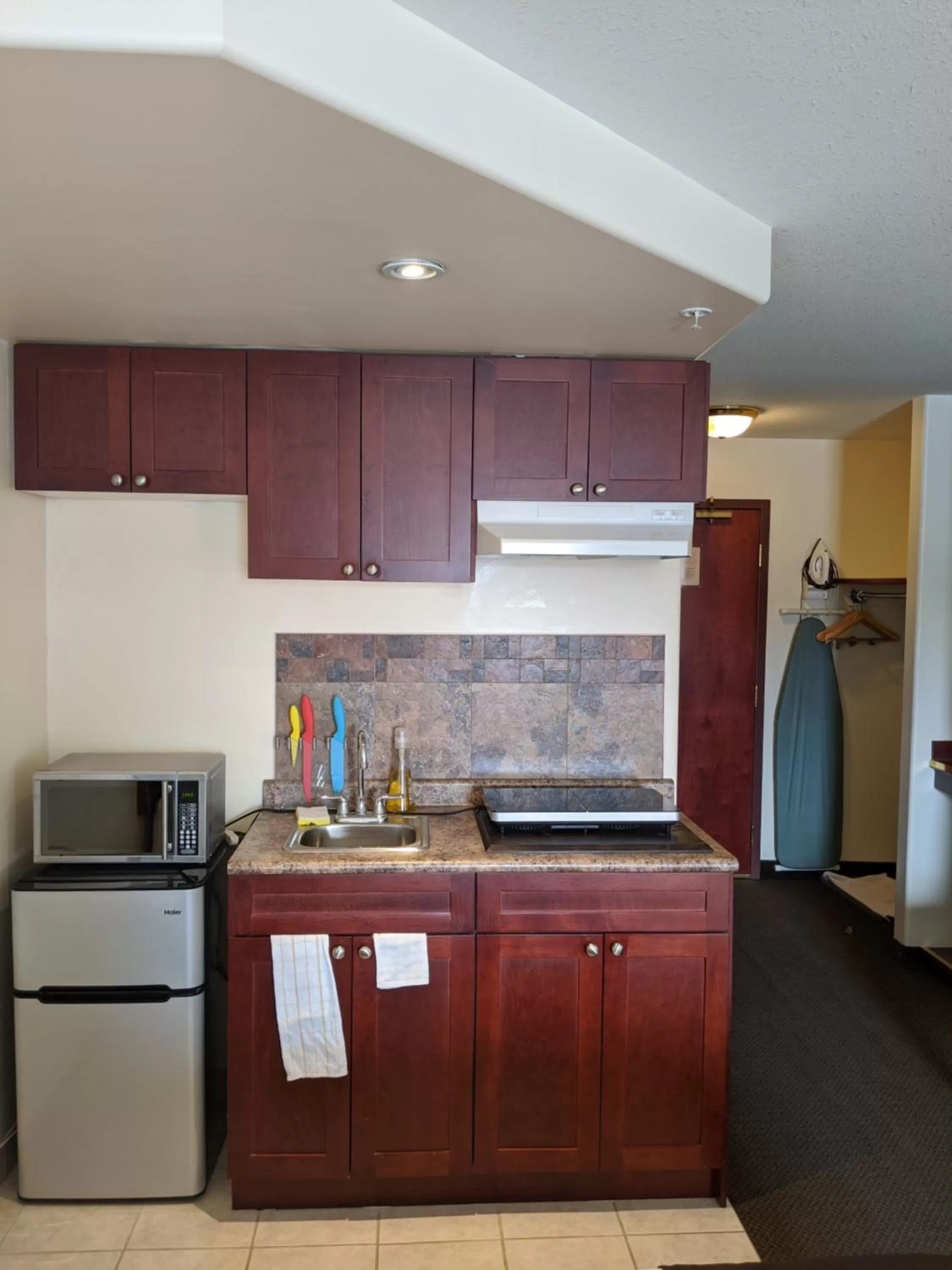 Kitchen or kitchenette in Foxwood Inn & Suites Drayton Valley