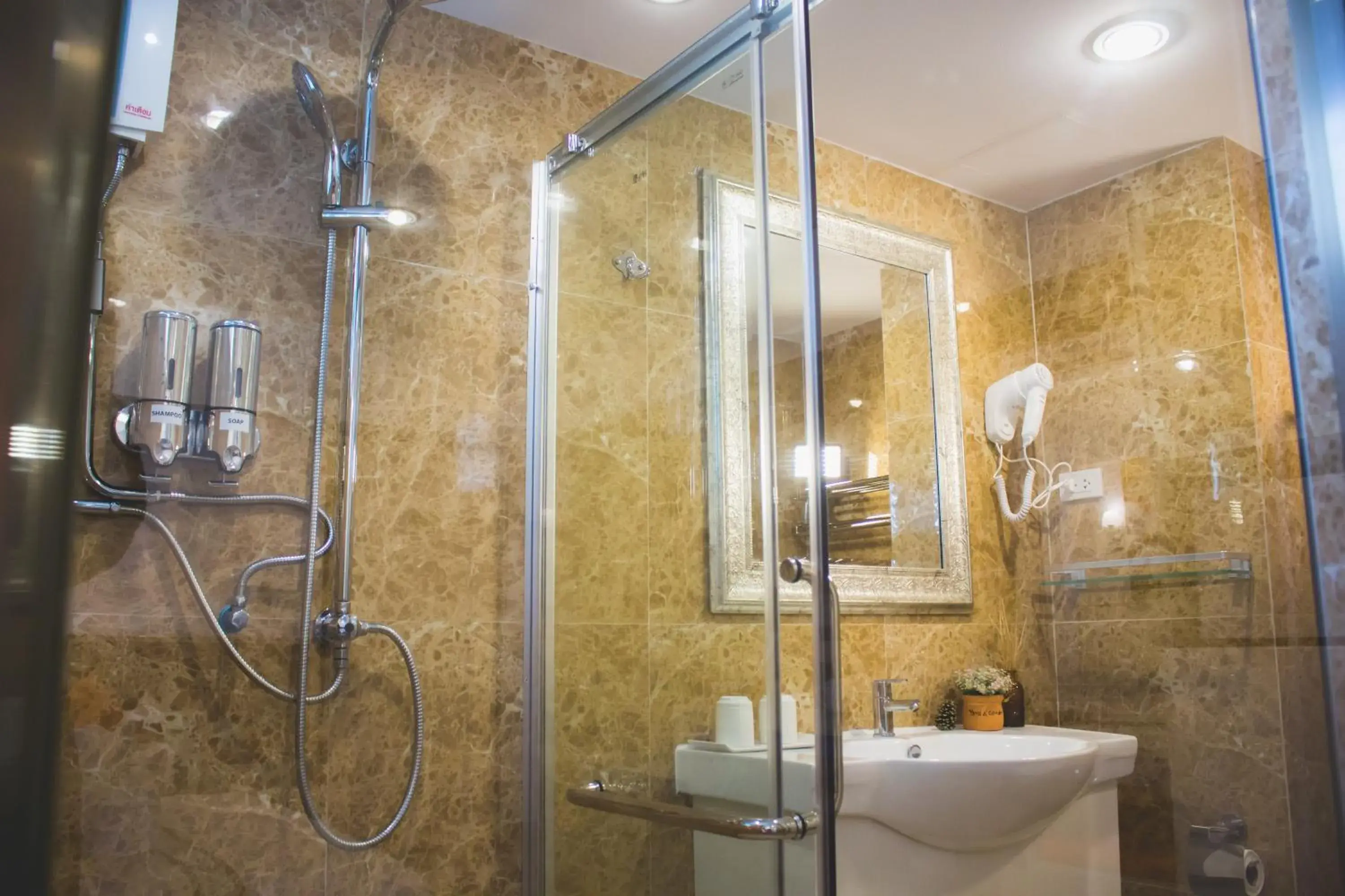 Shower, Bathroom in Maverick Ratchada Hotel