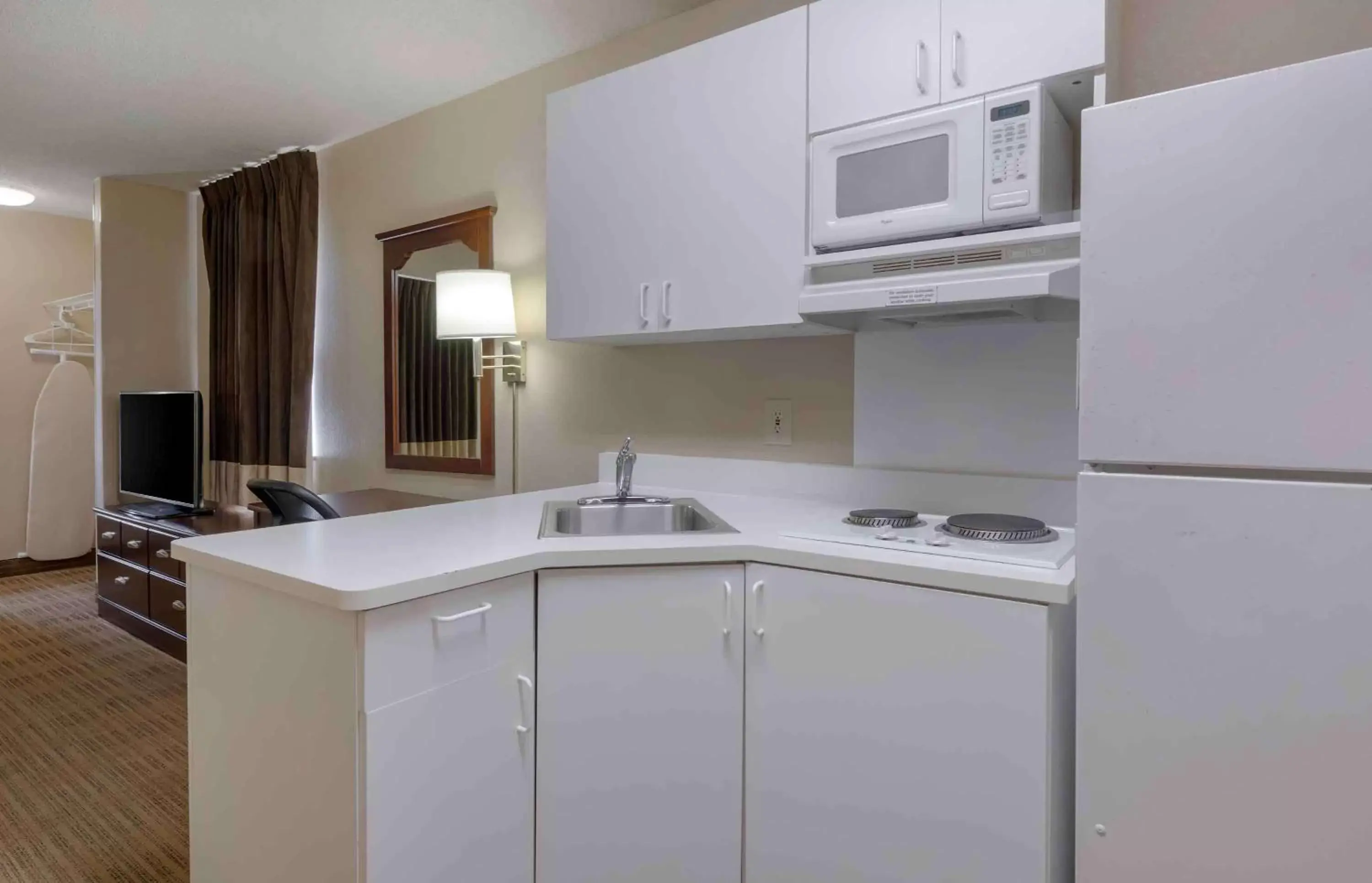 Bedroom, Kitchen/Kitchenette in Extended Stay America Suites - Orlando - Lake Mary - 1036 Greenwood Blvd