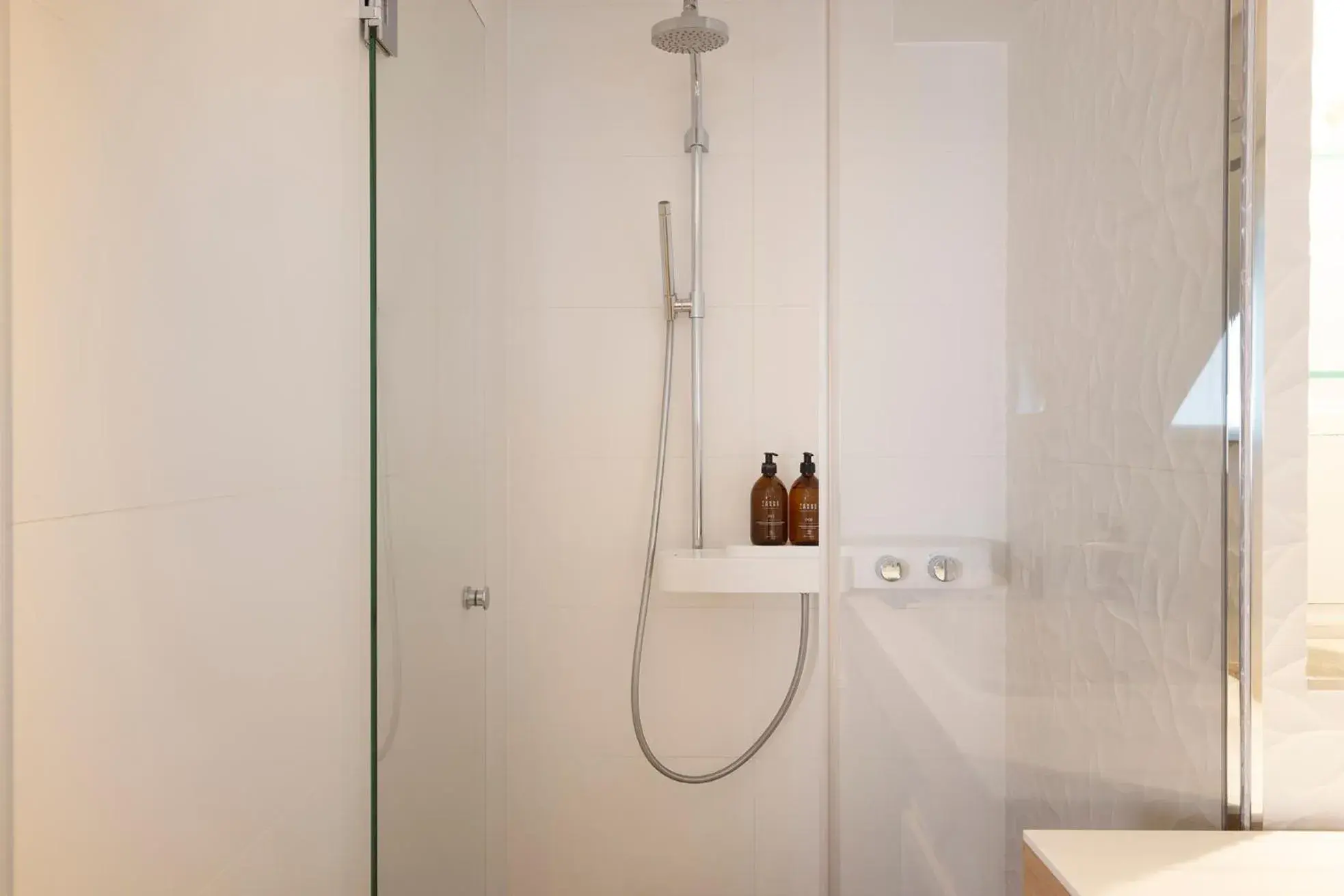 Shower, Bathroom in Hotel Chavanel