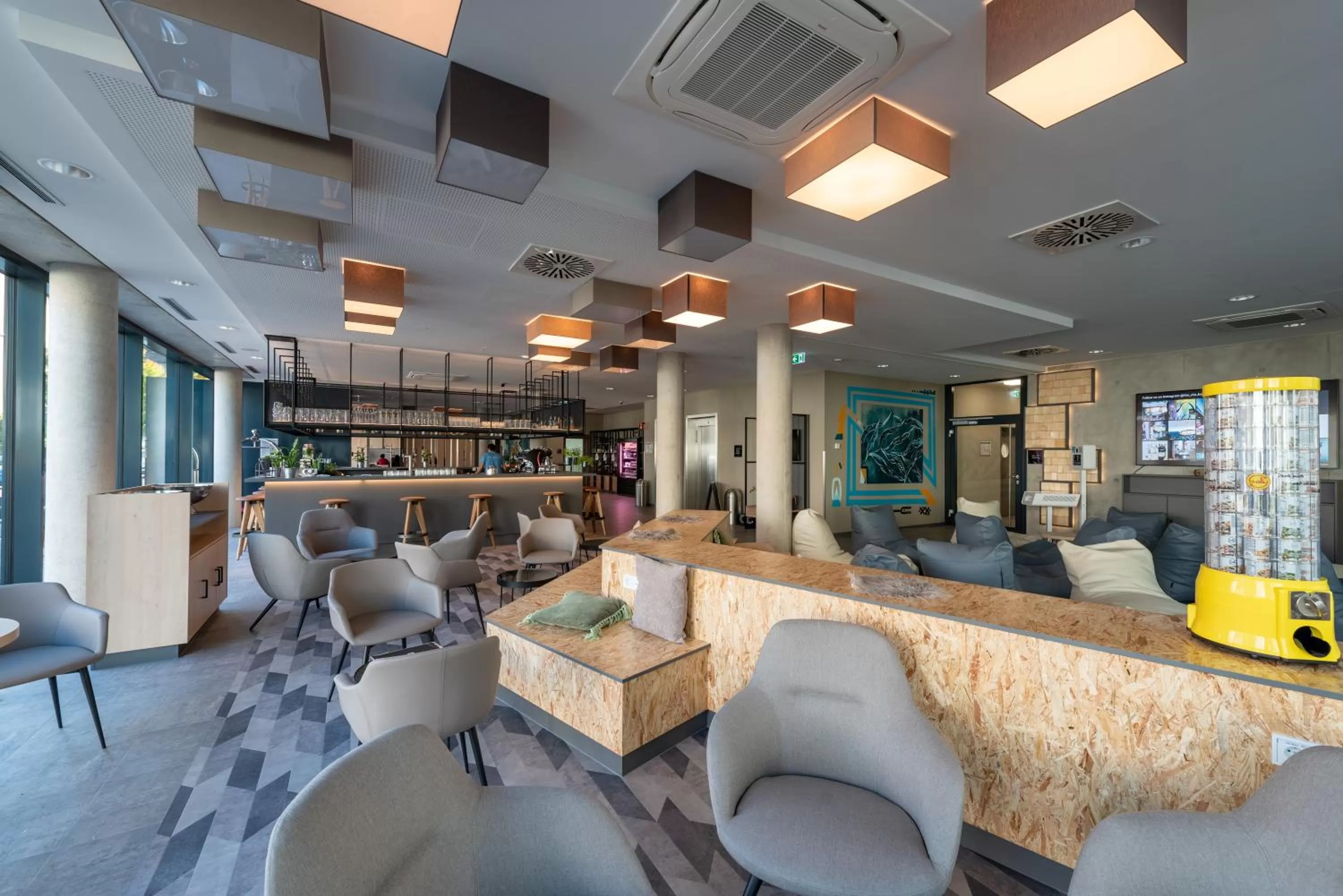 Lounge or bar in Holiday Inn - the niu, Timber Esslingen by IHG
