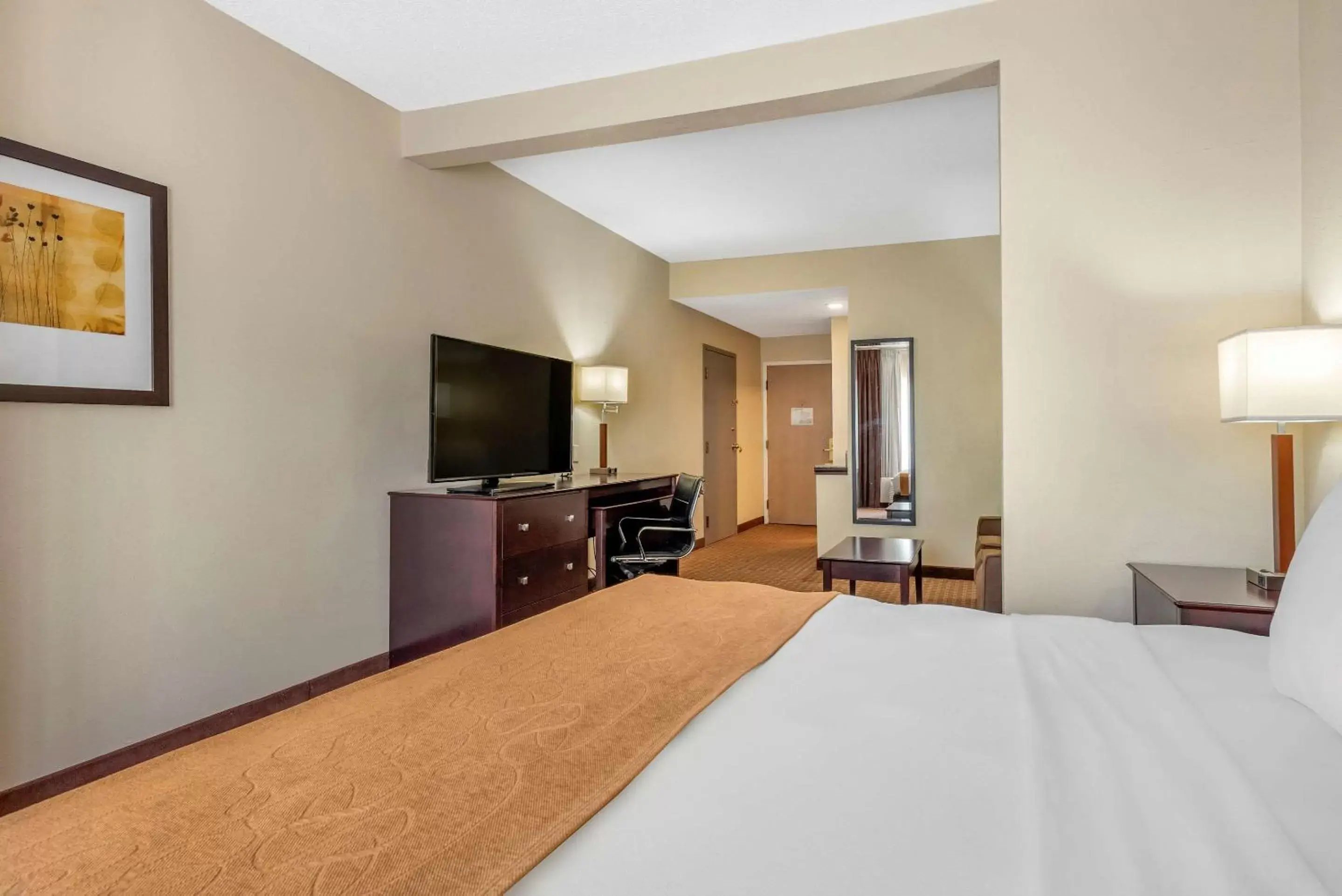 Photo of the whole room, Bed in Comfort Suites