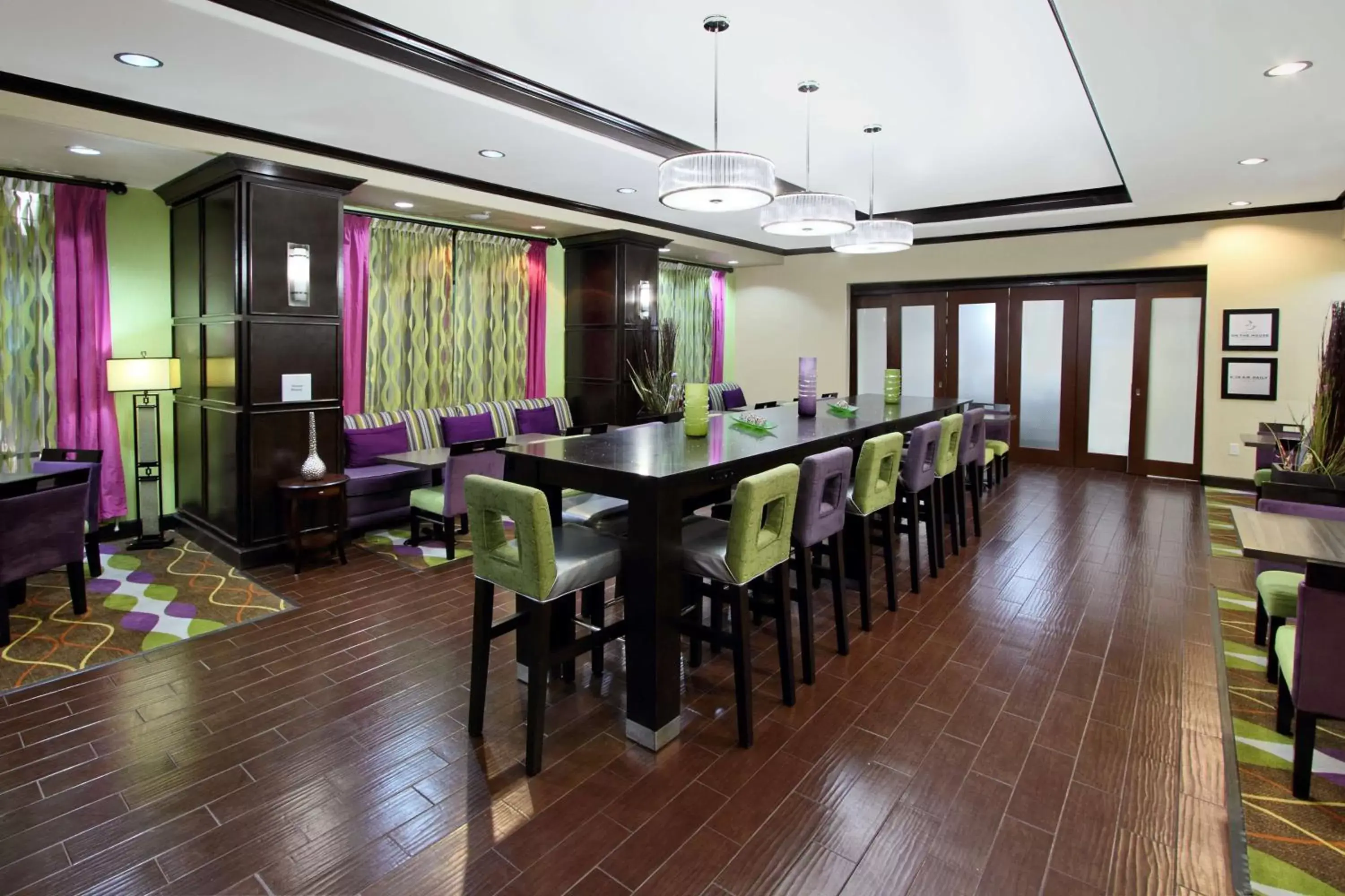 Dining area in Hampton Inn Beeville