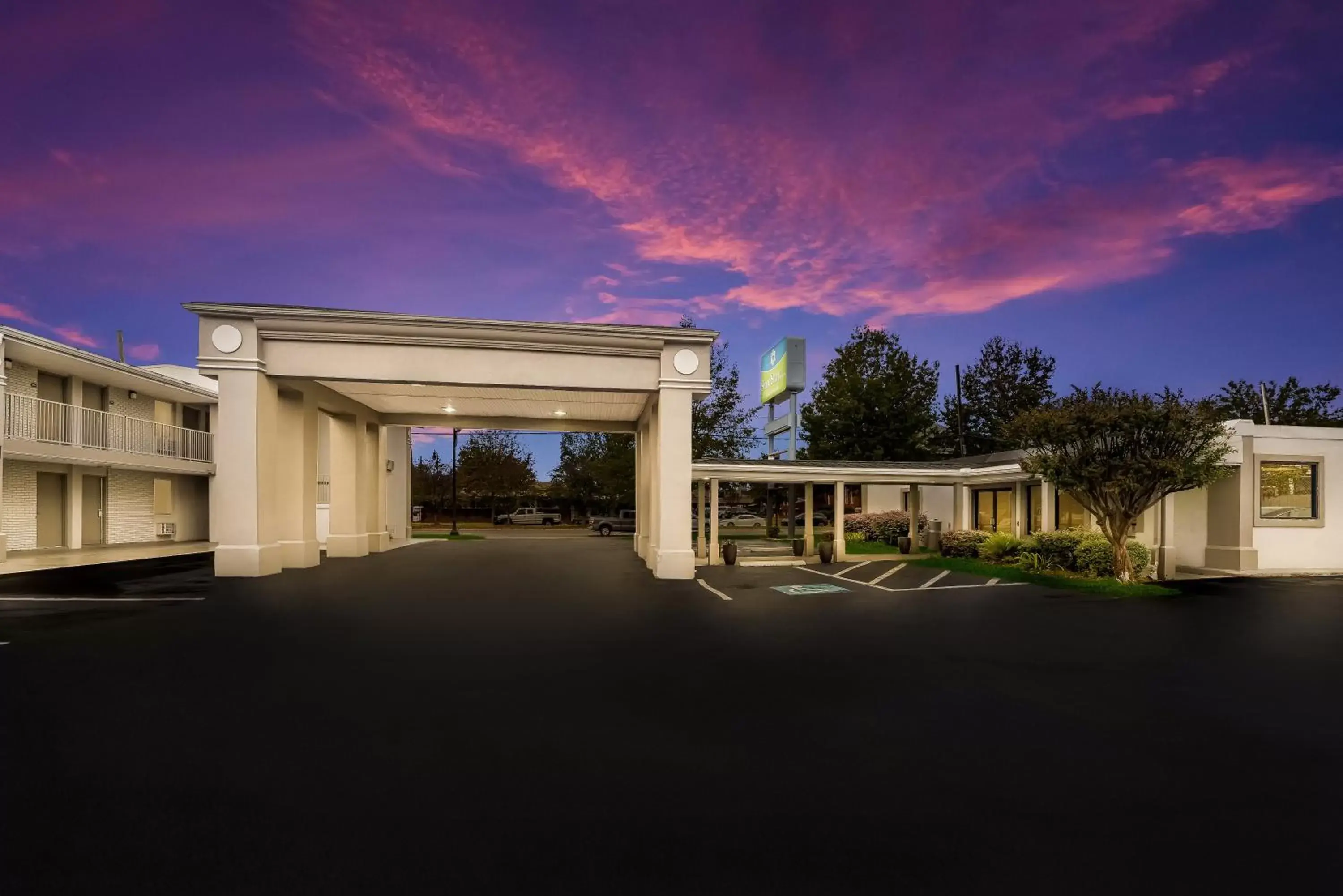 Property Building in SureStay Hotel by Best Western Columbus Downtown