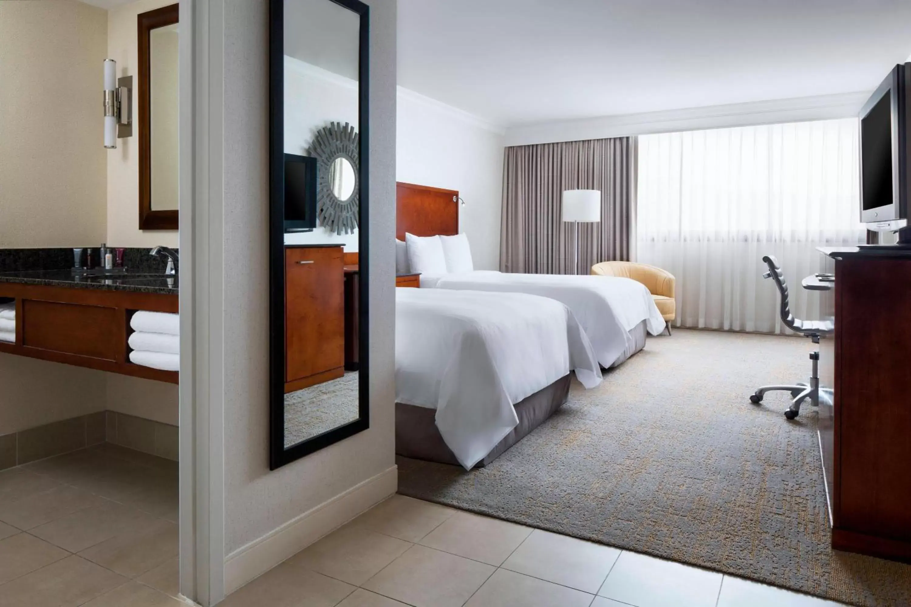 Photo of the whole room, Bed in Los Angeles Marriott Burbank Airport