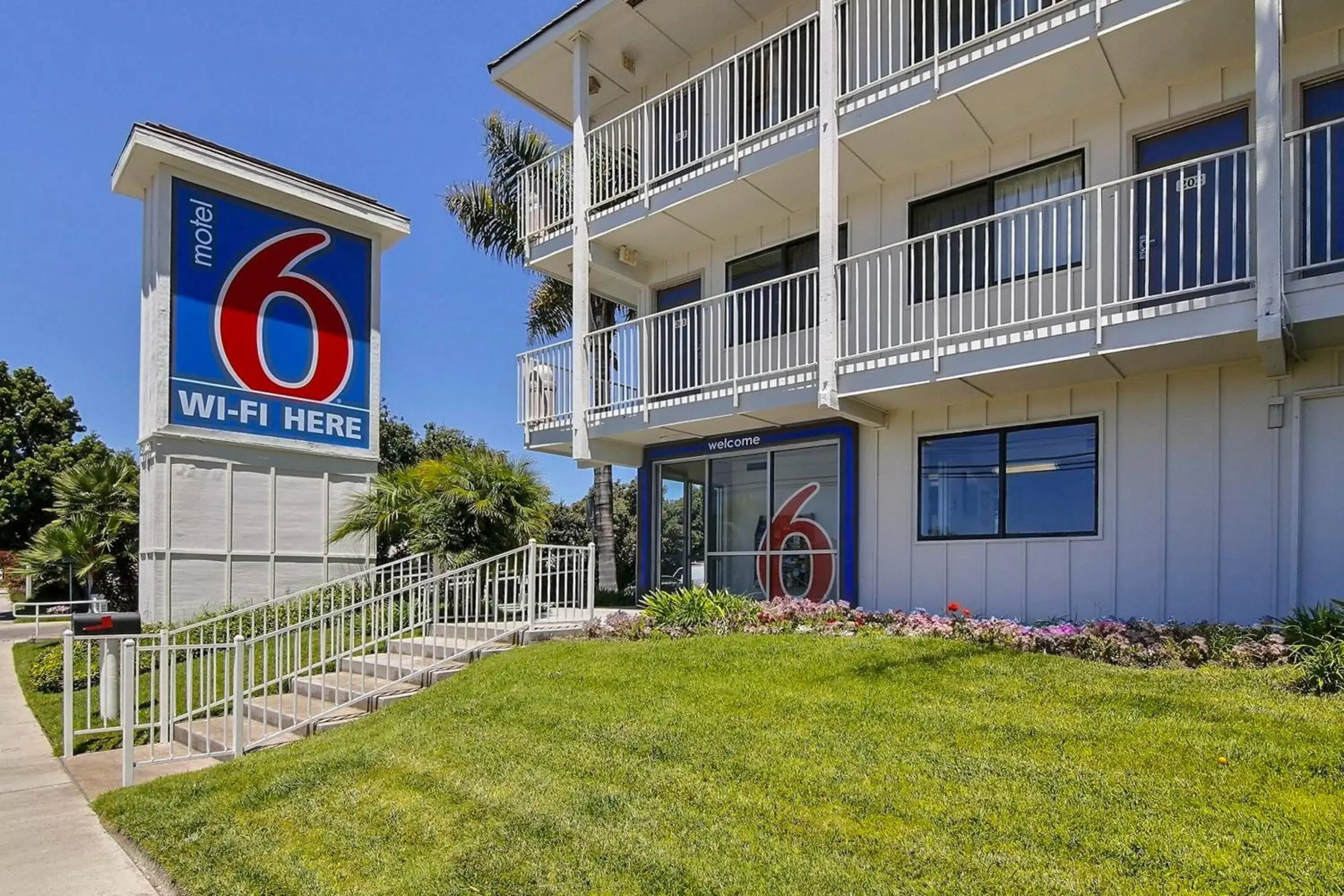 Facade/entrance, Property Building in Motel 6-Carpinteria, CA - Santa Barbara - North