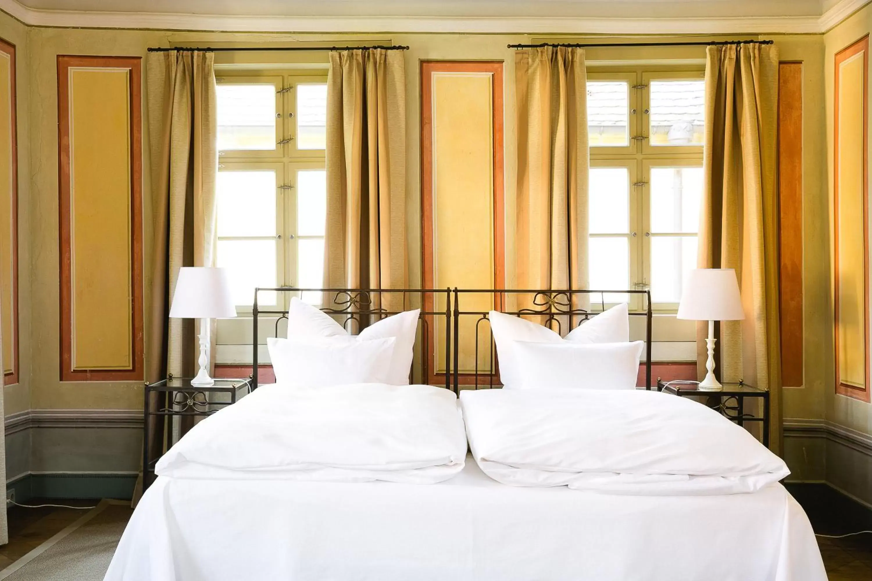 Photo of the whole room, Bed in Hotel Villa Sorgenfrei & Restaurant Atelier Sanssouci
