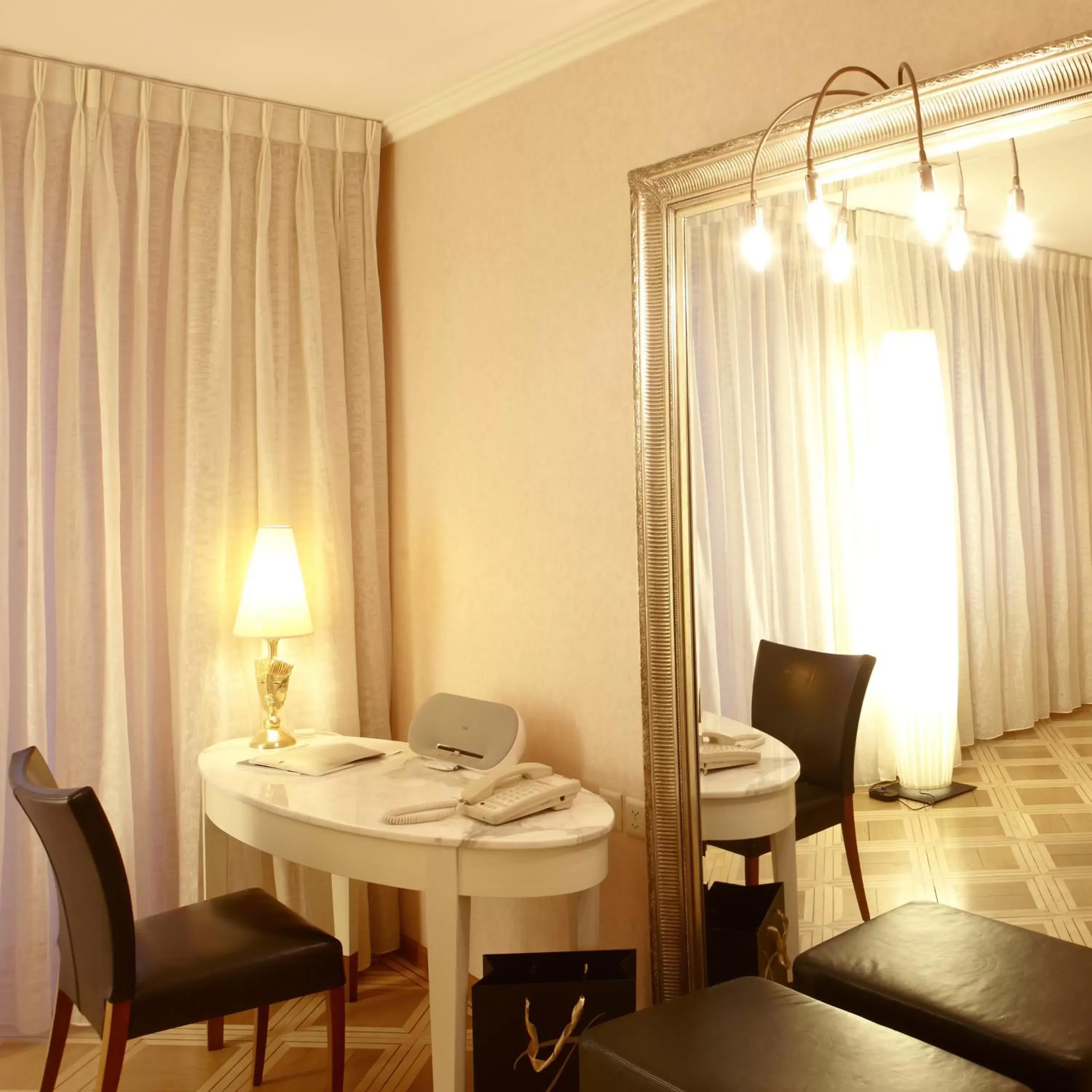 Decorative detail, Dining Area in Hotel des Balances