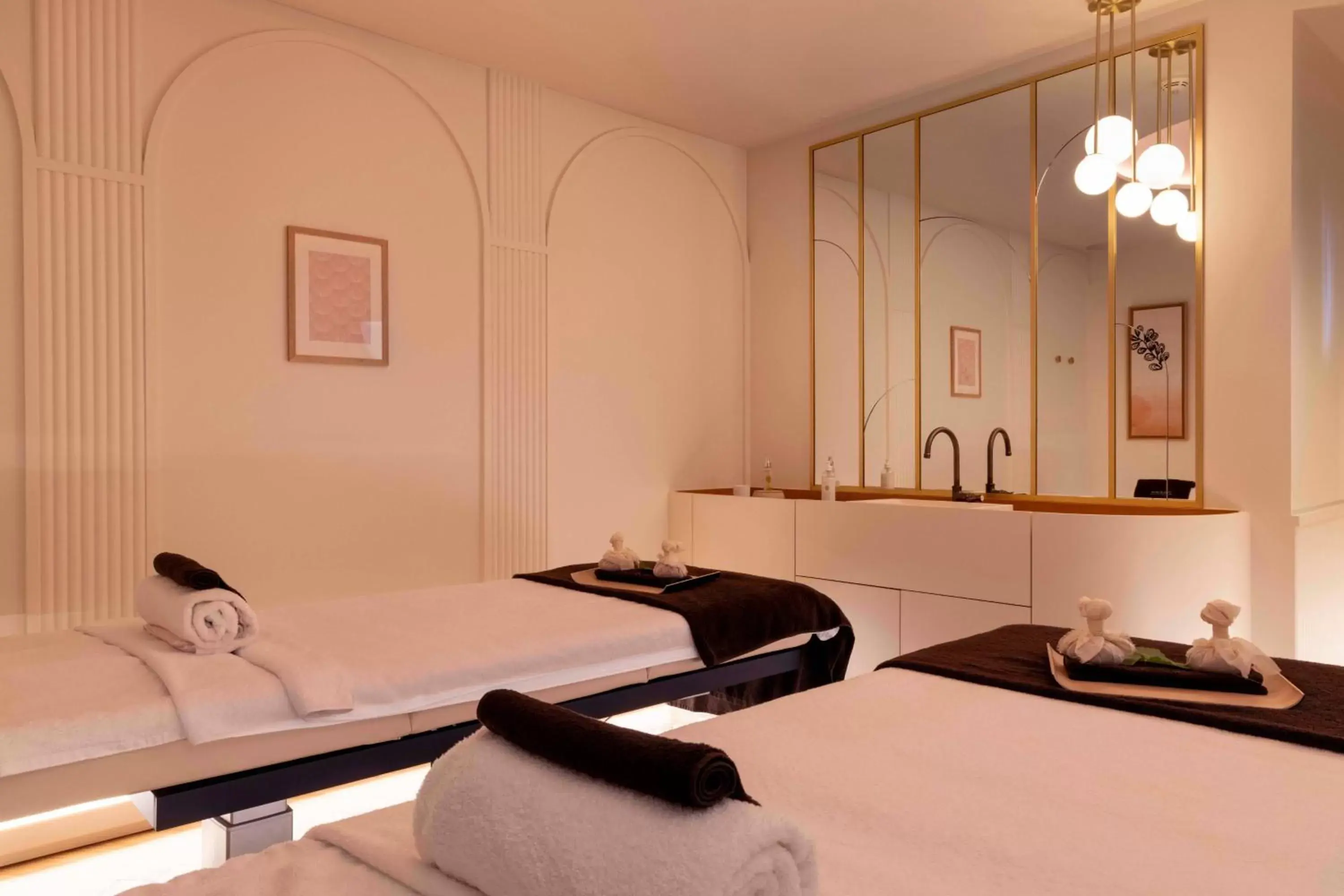 Spa and wellness centre/facilities, Bed in Maison Rouge Strasbourg Hotel & Spa, Autograph Collection