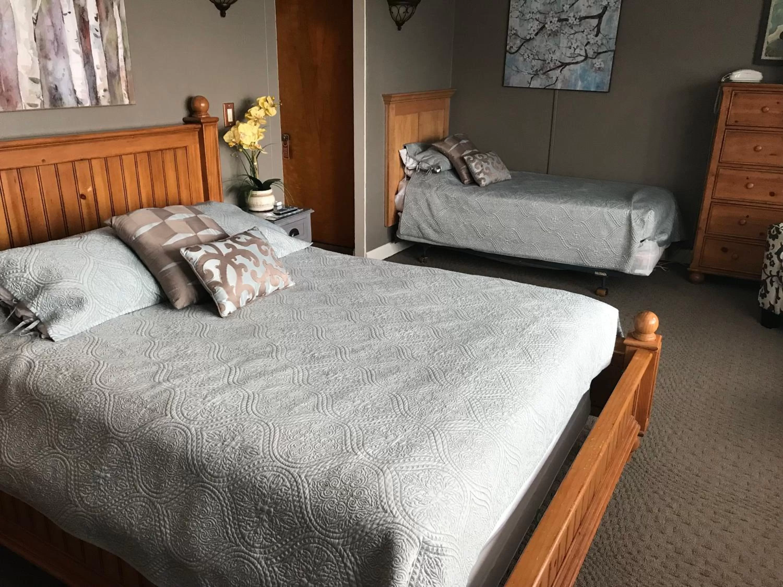 Photo of the whole room, Bed in Simmons Motel and Suites