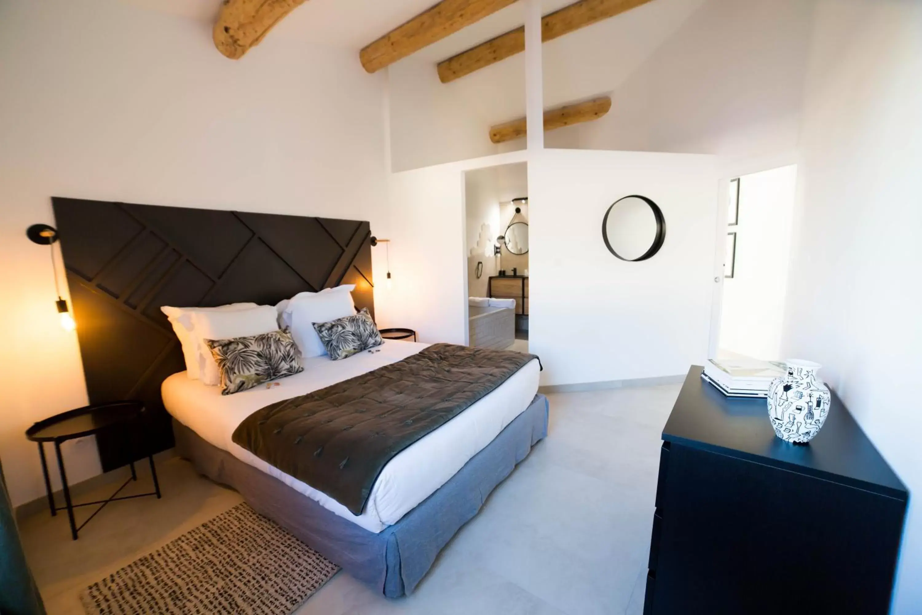 Bedroom, Bed in Hôtel d'Angleterre, Salon-de-Provence