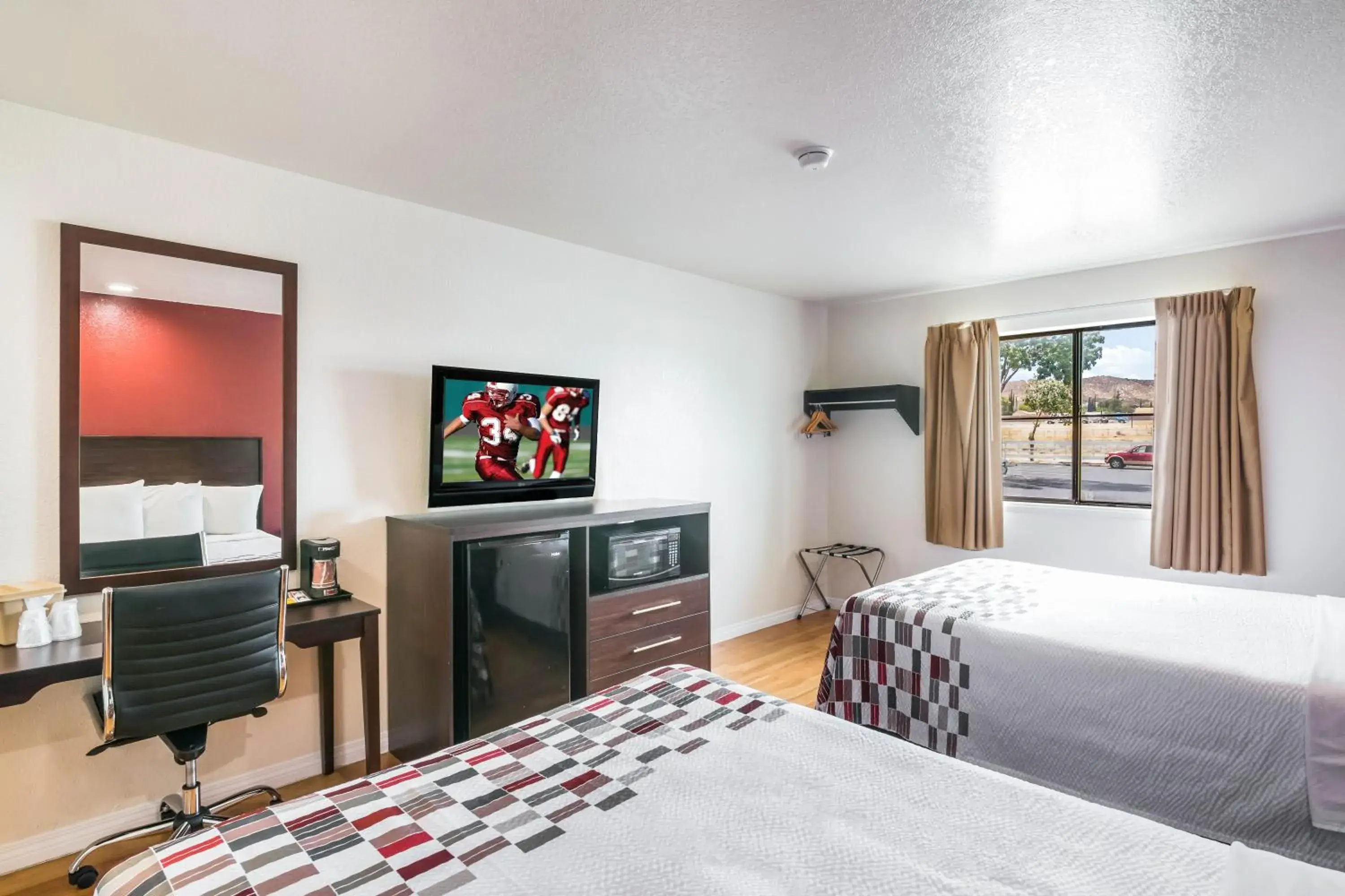 Photo of the whole room, TV/Entertainment Center in Red Roof Inn Palmdale - Lancaster