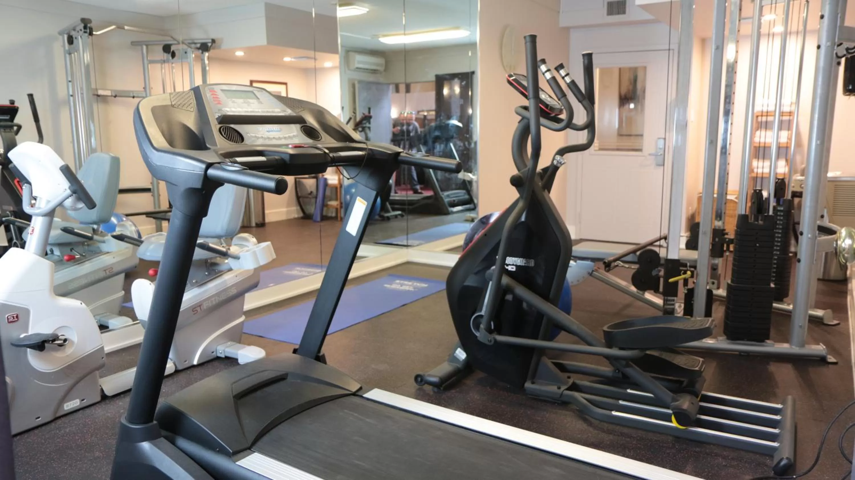 Fitness centre/facilities in Best Western Laval-Montreal & Conference Centre