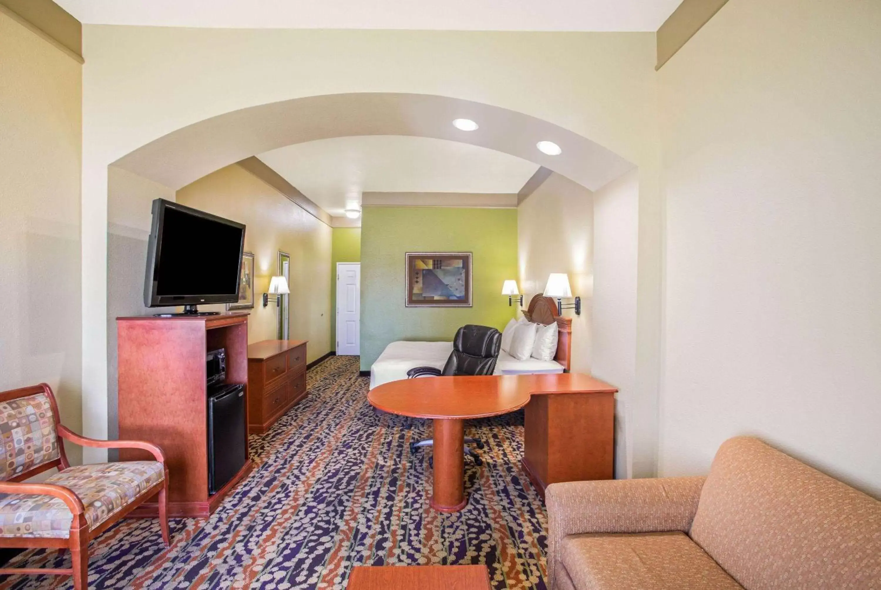 Bed, Seating Area in La Quinta by Wyndham Belton - Temple South