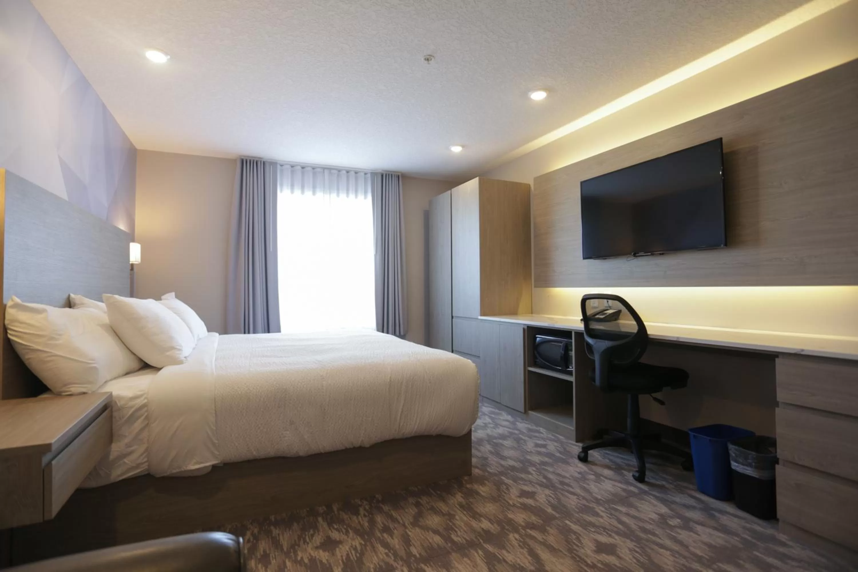 Bed in Days Inn by Wyndham Calgary North Balzac