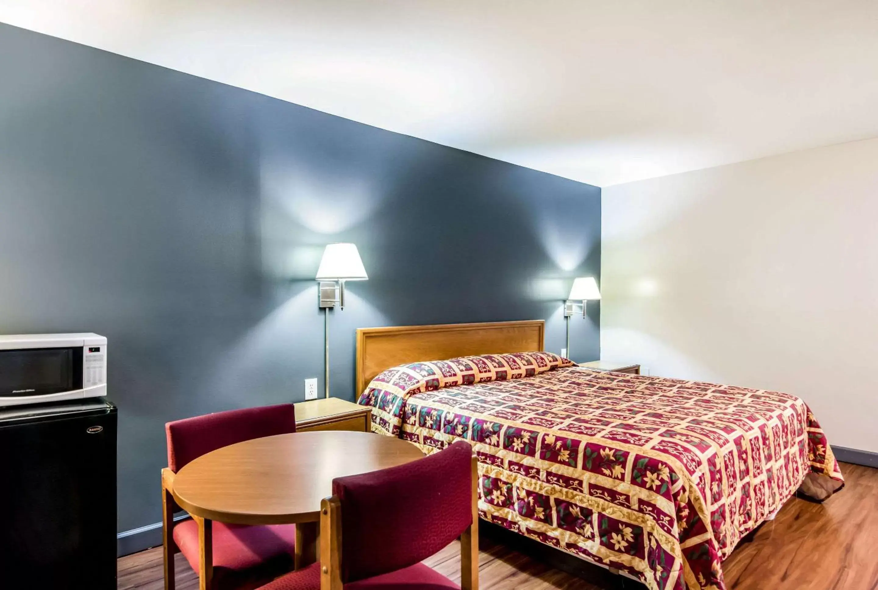 King Room - Smoking in Rodeway Inn North Chesterfield-Richmond King Room - Smoking in Rodeway Inn North Chesterfield-Richmond