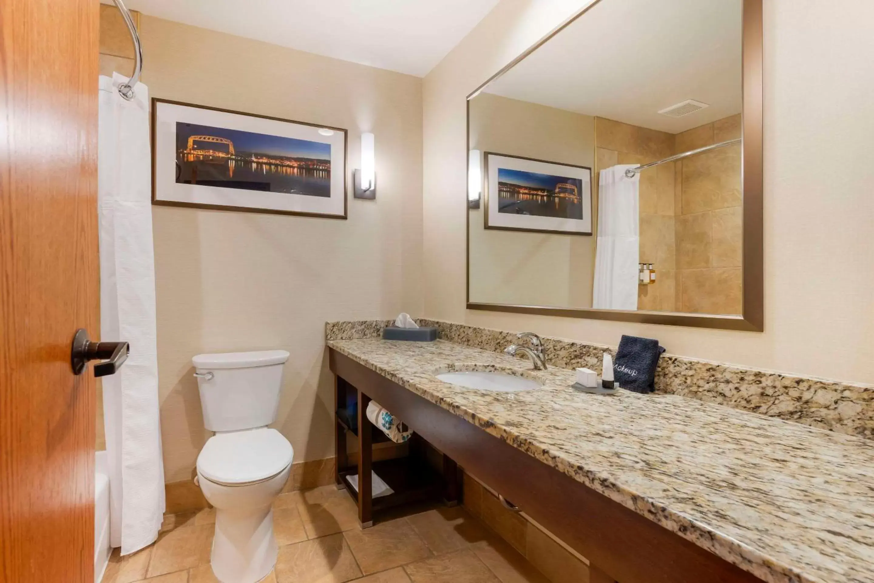 Bedroom, Bathroom in Lift Bridge Lodge, Ascend Hotel Collection