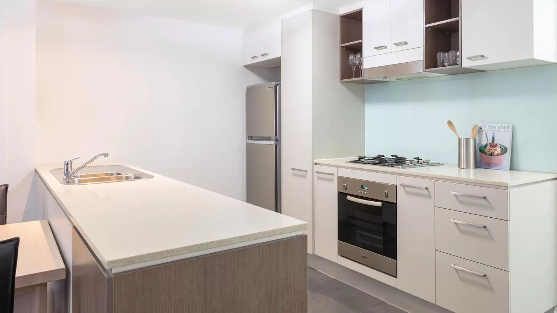 Kitchen or kitchenette, Kitchen/Kitchenette in Oaks Brisbane on Charlotte Suites