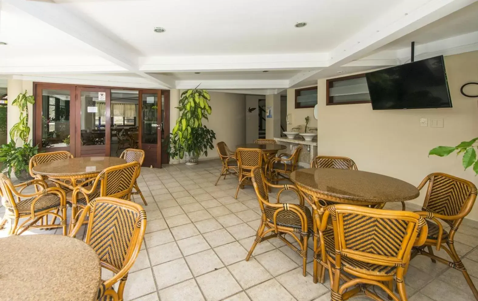 Restaurant/places to eat, Lounge/Bar in Divi-Divi Praia Hotel