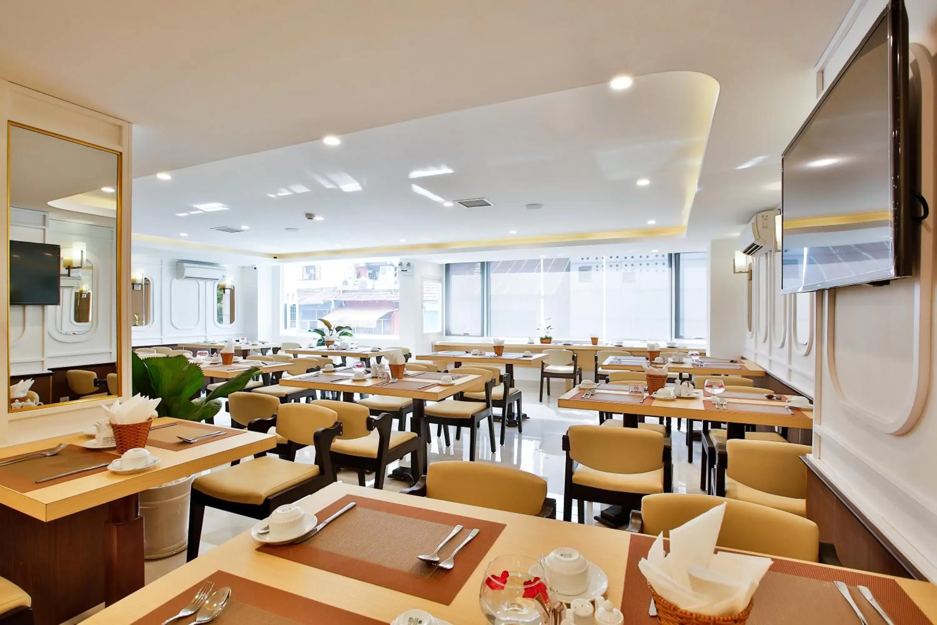 Restaurant/places to eat in ALUNA Ben Thanh Hotel Restaurant/places to eat in ALUNA Ben Thanh Hotel