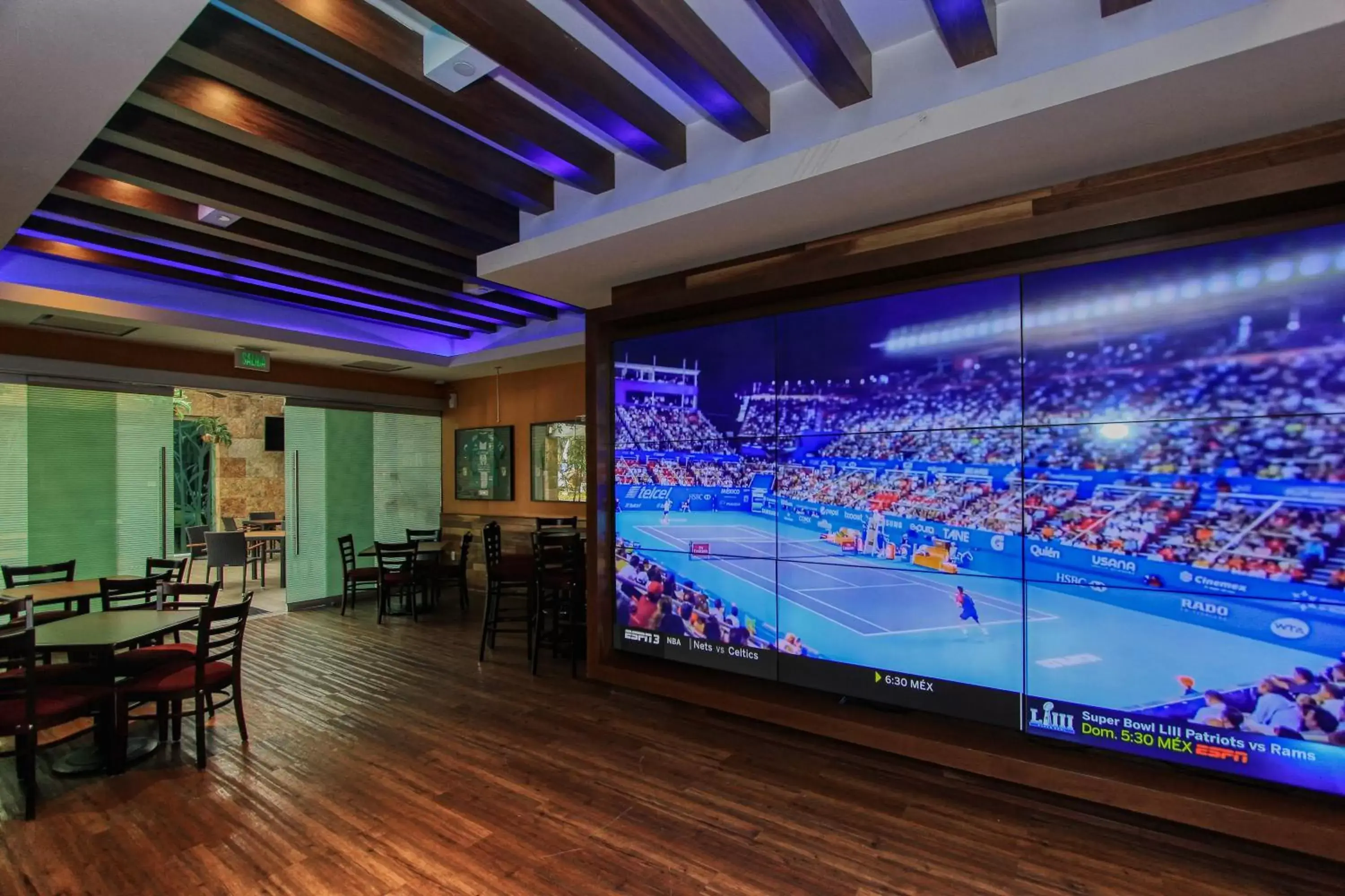 Lounge or bar, TV/Entertainment Center in Holiday Inn & Suites Plaza Mayor, an IHG Hotel