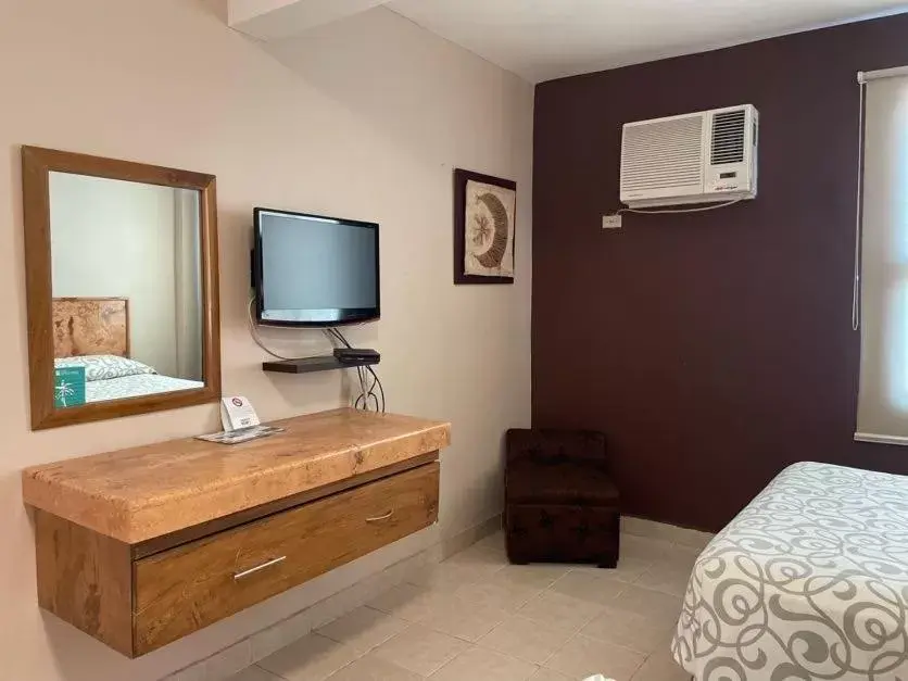 TV/Entertainment Center in Hotel Santo Domingo Express