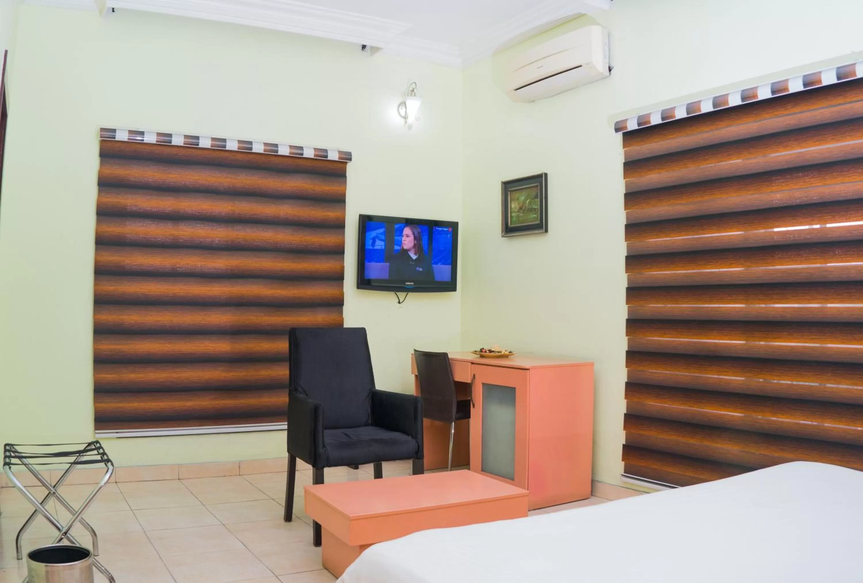 TV and multimedia, TV/Entertainment Center in 1804 Boutique Hotel