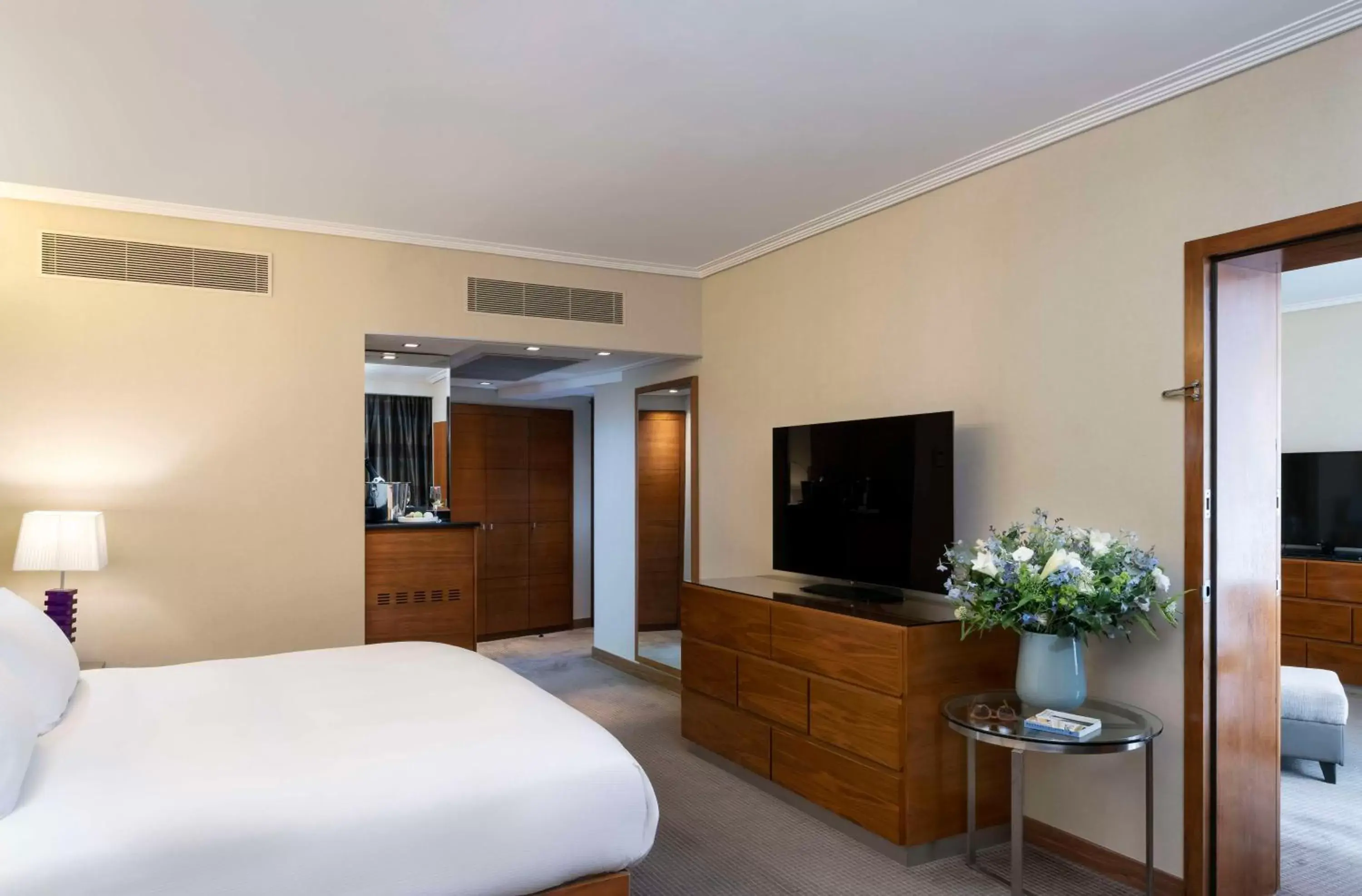 Bedroom, TV/Entertainment Center in Hilton Tel Aviv Hotel