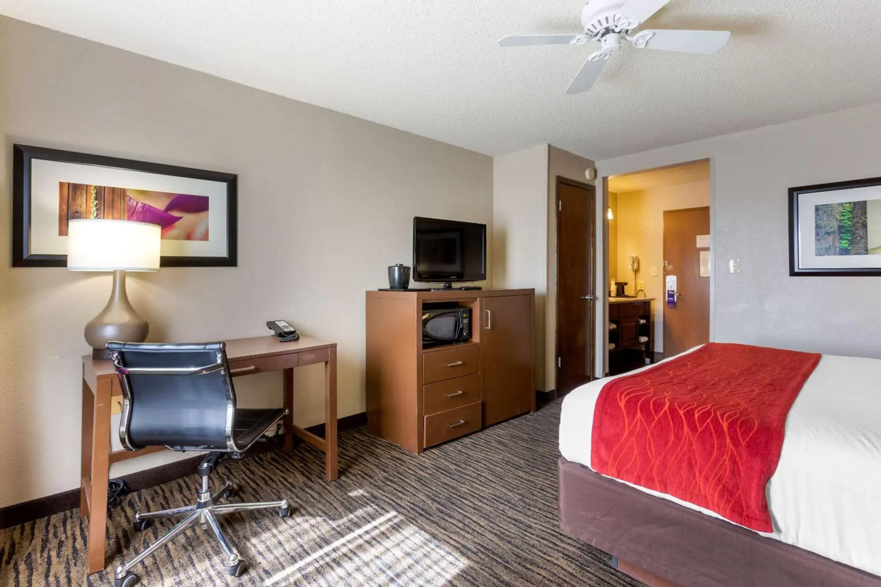 Photo of the whole room, TV/Entertainment Center in Comfort Inn West Valley - Salt Lake City South