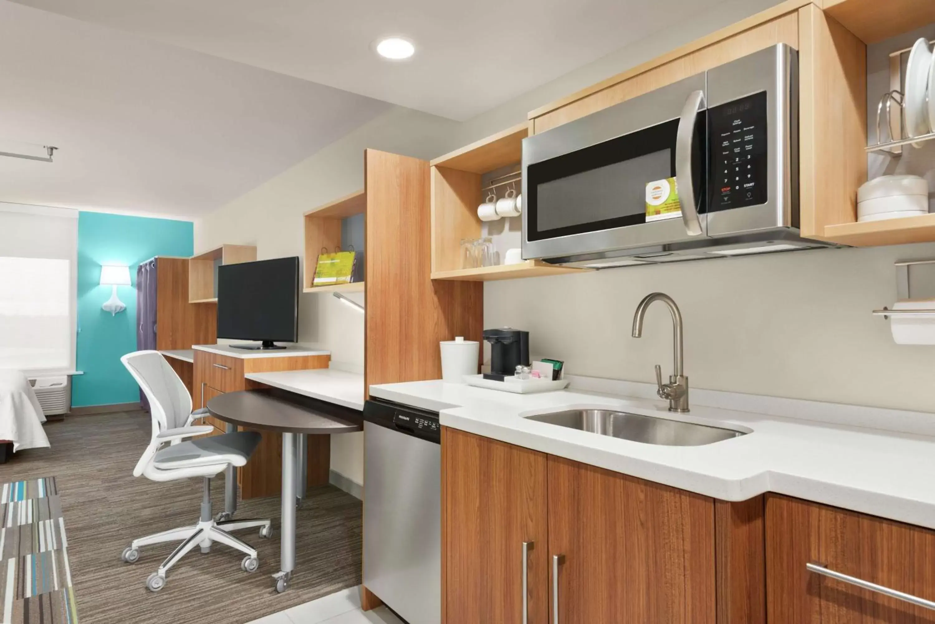 Bedroom, Kitchen/Kitchenette in Home2 Suites by Hilton Woodbridge Potomac Mills