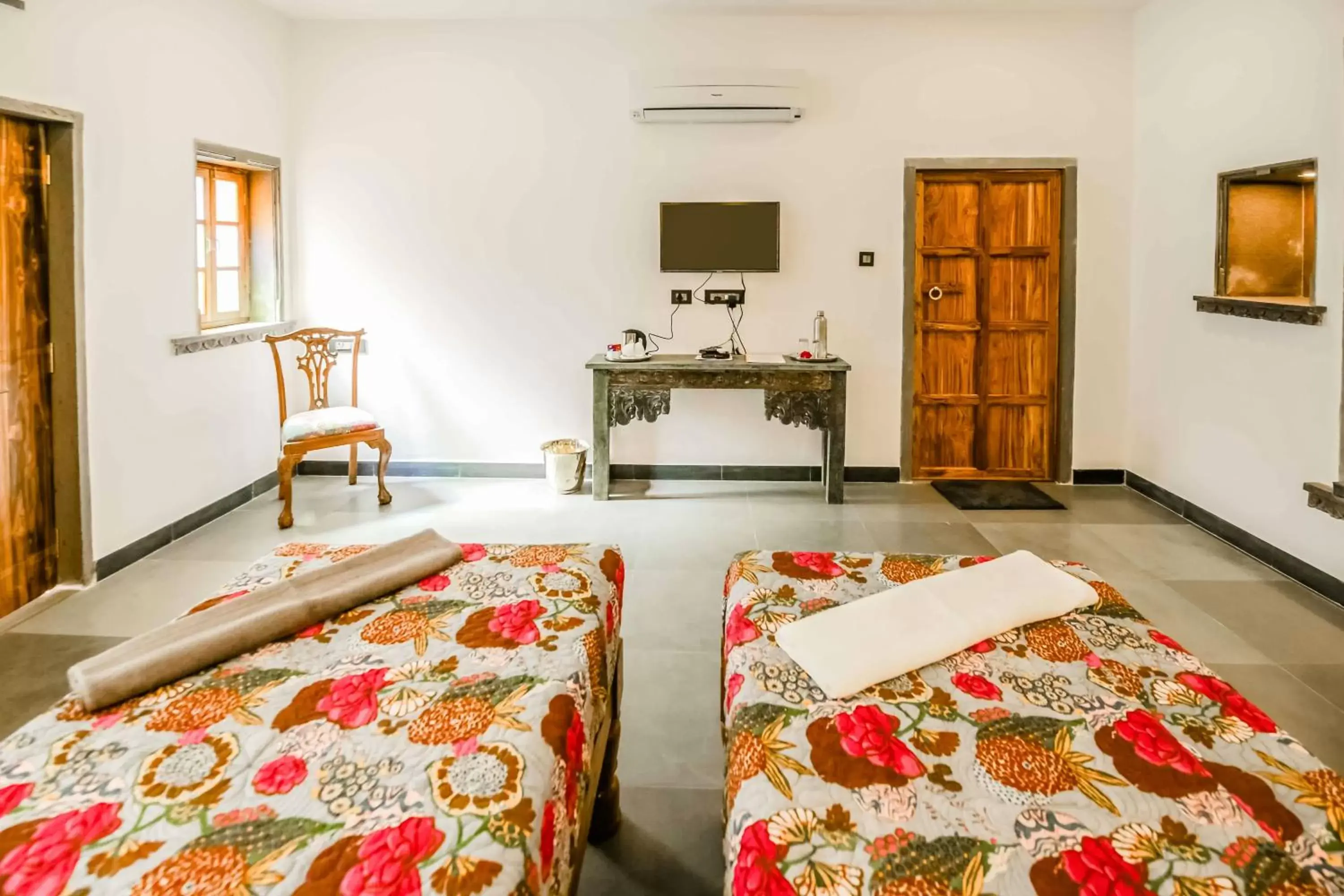 Superior Twin Room in The Neem Tree Superior Twin Room in The Neem Tree