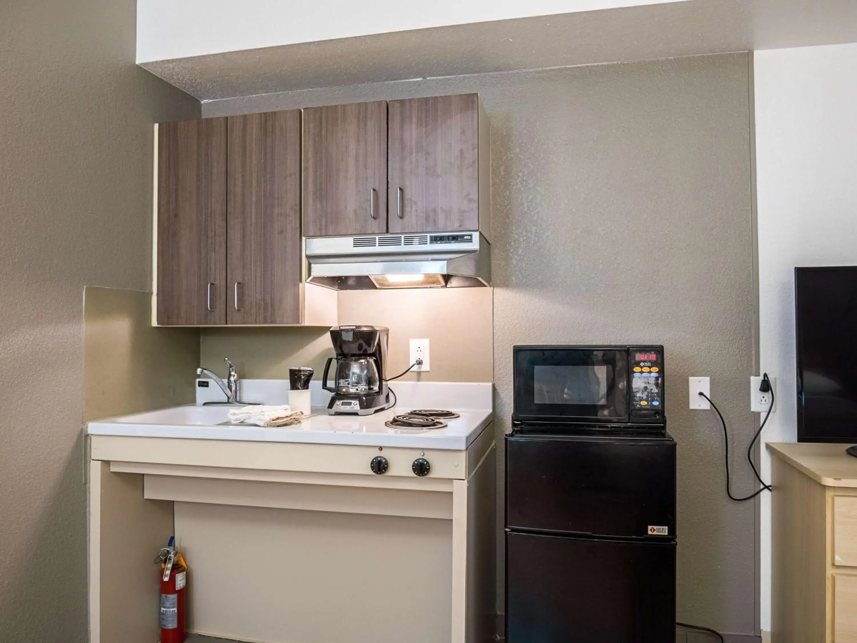 TV and multimedia, Kitchen/Kitchenette in Studio 6-Miamisburg, OH - Dayton