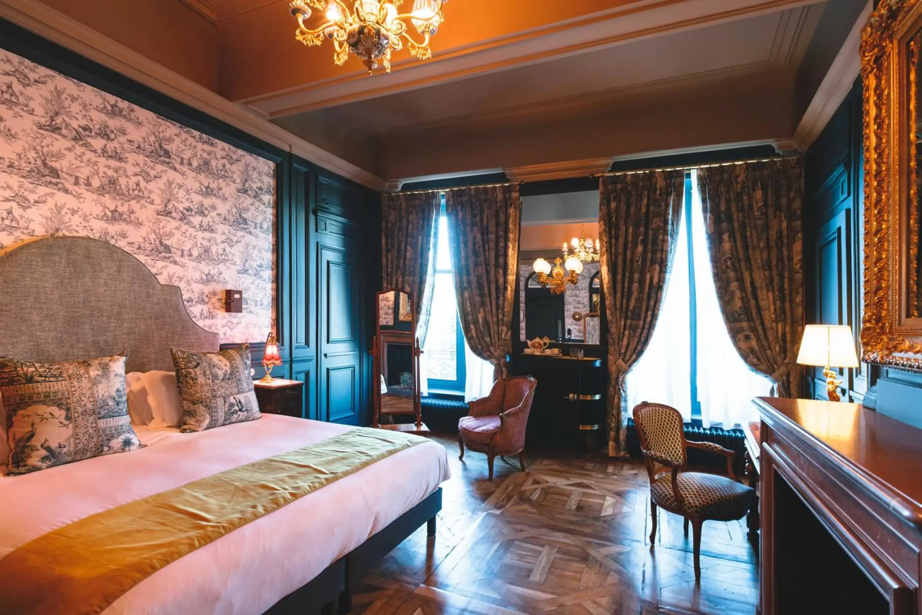 Photo of the whole room, Bed in Bayard Bellecour