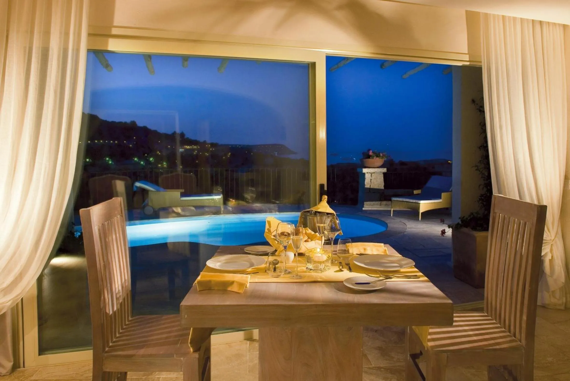 Photo of the whole room in CPH | Pevero Hotel